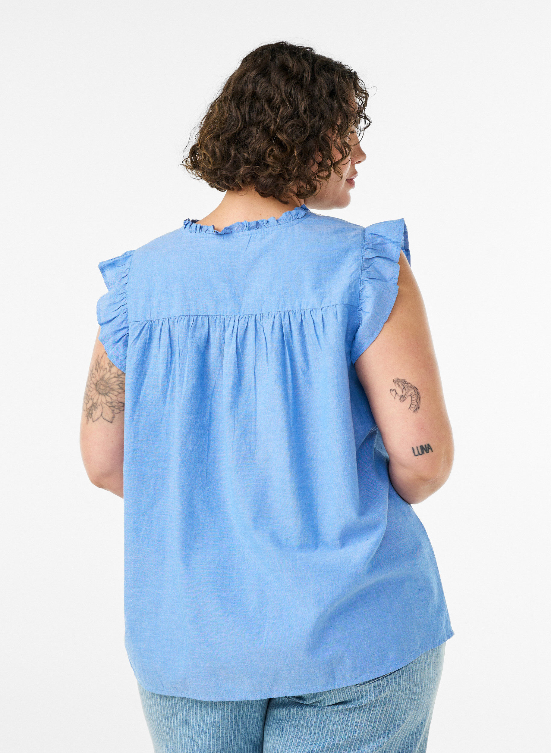Zizzi&Auml;rml&ouml;s blus i bomull med volangkanter, Bl&aring;, Model image number 2