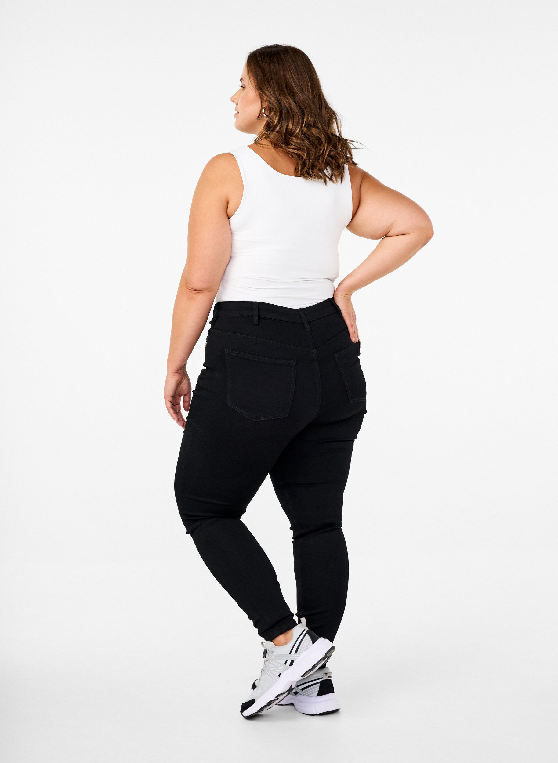 Zizzi Amy-jeans med h&ouml;g midja och knappst&auml;ngning, Black, Model image number 1