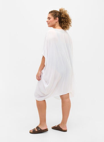 Strandklänning i viskos med spetsdetaljer, Bright White, Model image number 1