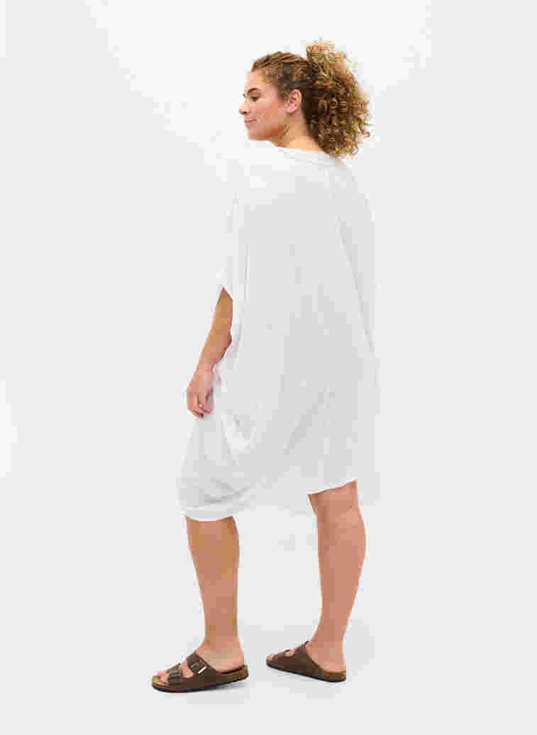 Strandklänning i viskos med spetsdetaljer, Bright White, Model image number 1
