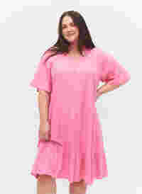 Kortärmad klänning i viskos med v-ringning, Aurora Pink, Model