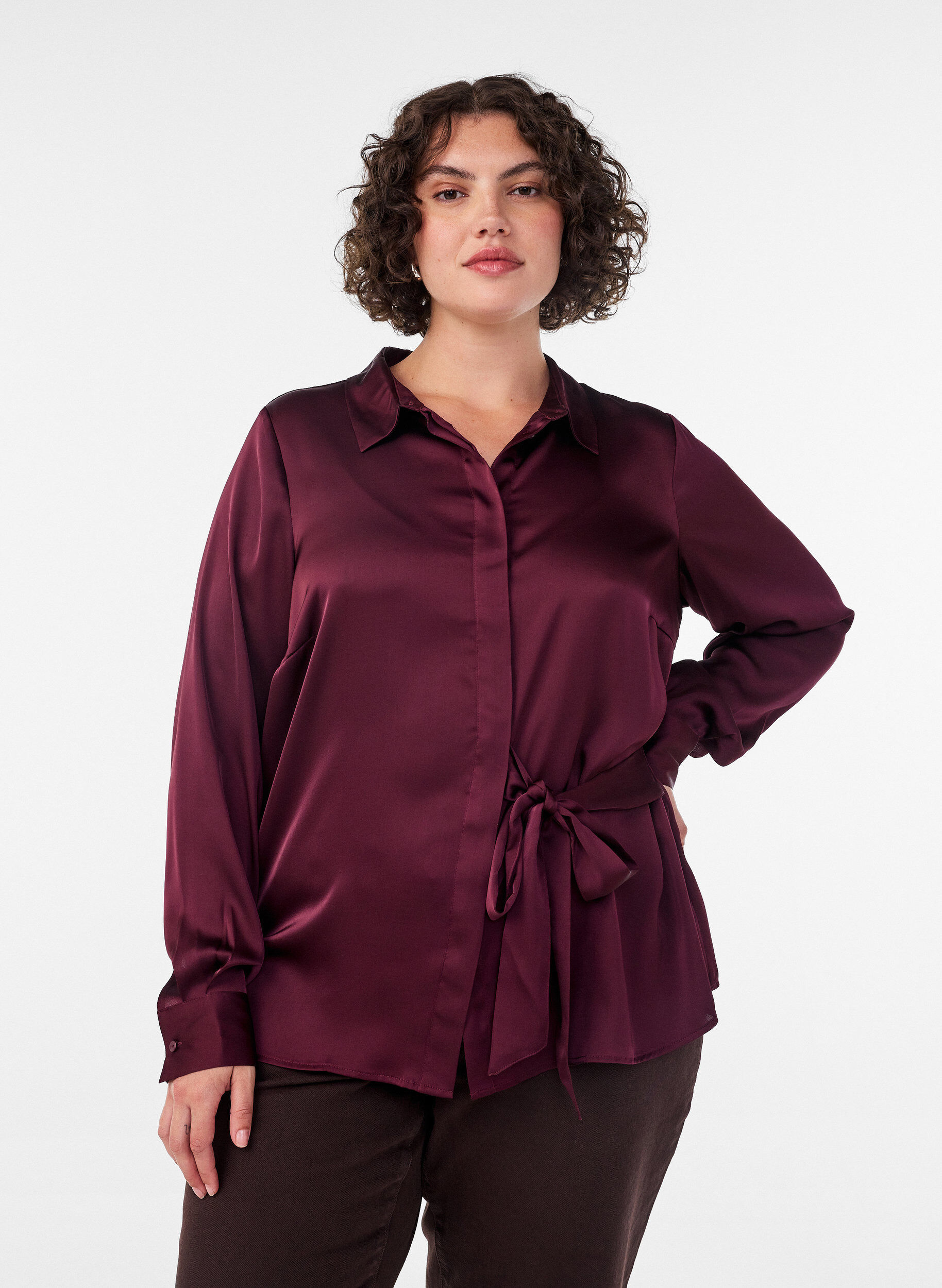 Blus i satinlook med omlotteffekt, R&ouml;d, Model