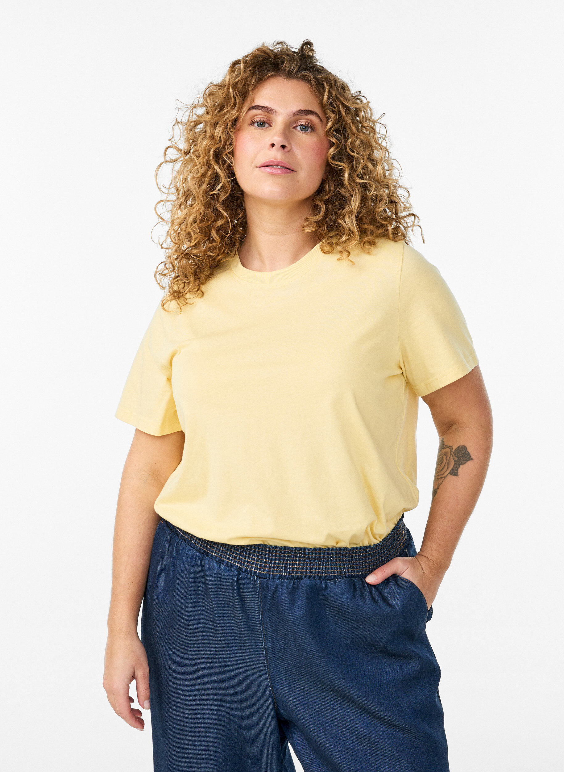 Enkel t-shirt i bomull med rund halsringning, Gul, Model