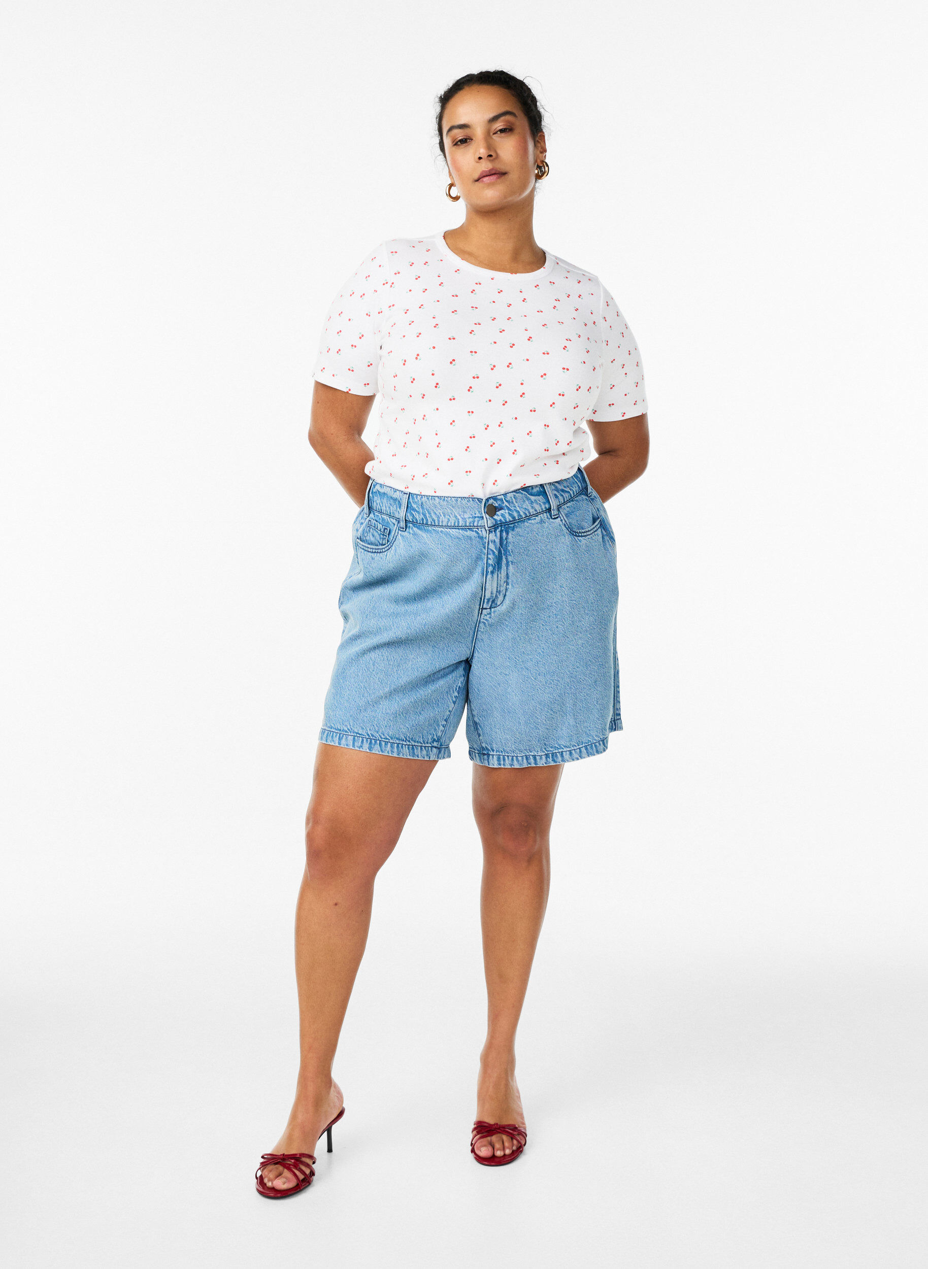 Zizzi L&ouml;sa jeansshorts med h&ouml;g midja, Bl&aring;, Model image number 1