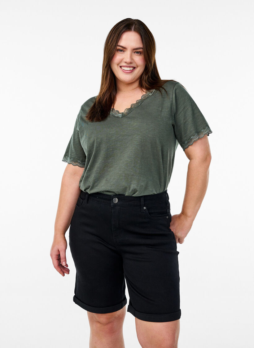 Figurnära jeansshorts med hög midja, Svart, Model image number 0