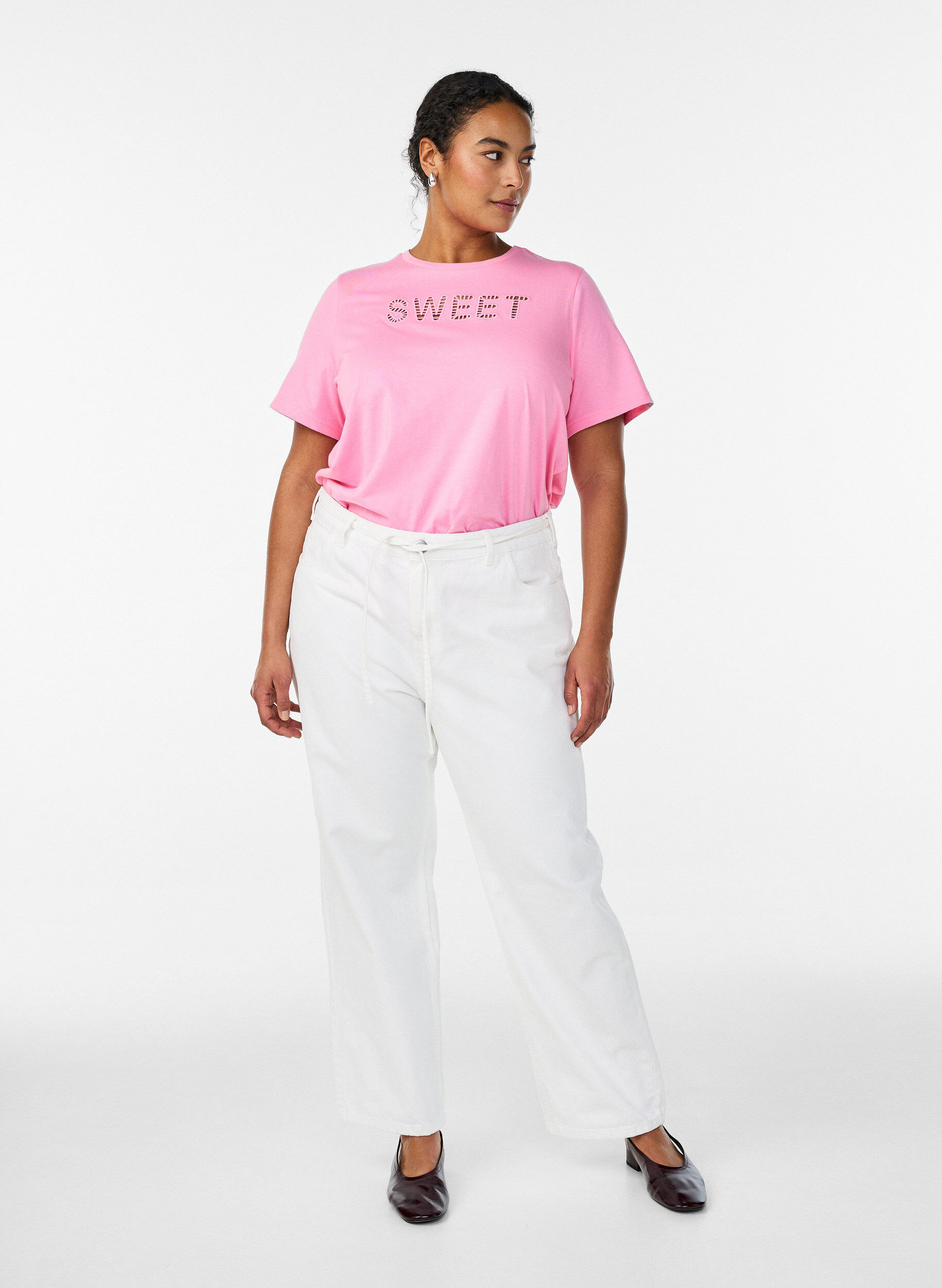 Zizzi T-shirt i bomull med broderad text, Vit, Model image number 1