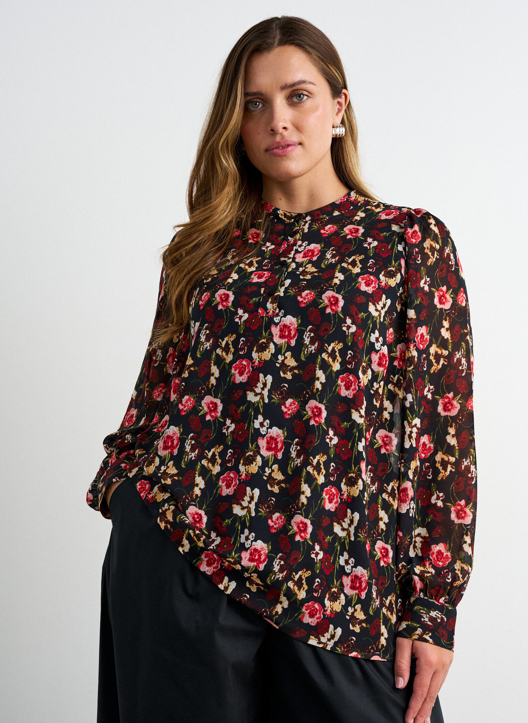 Blus med helt&auml;ckande m&ouml;nster och kort knappsl&aring;, Rosa, Model