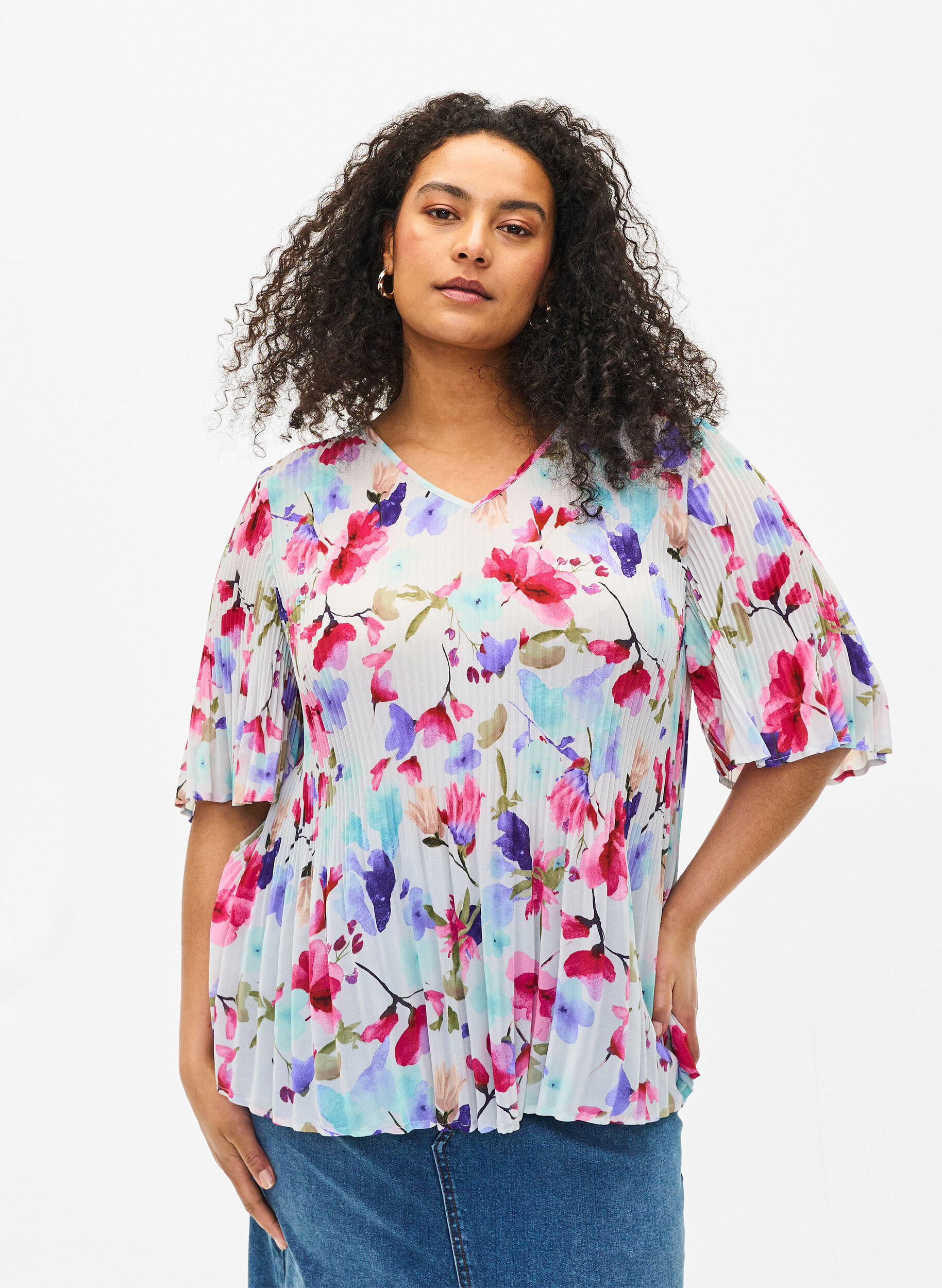 Zizzi Plisserad blommig blus, White/MultiFlowerAOP, Model image number 0