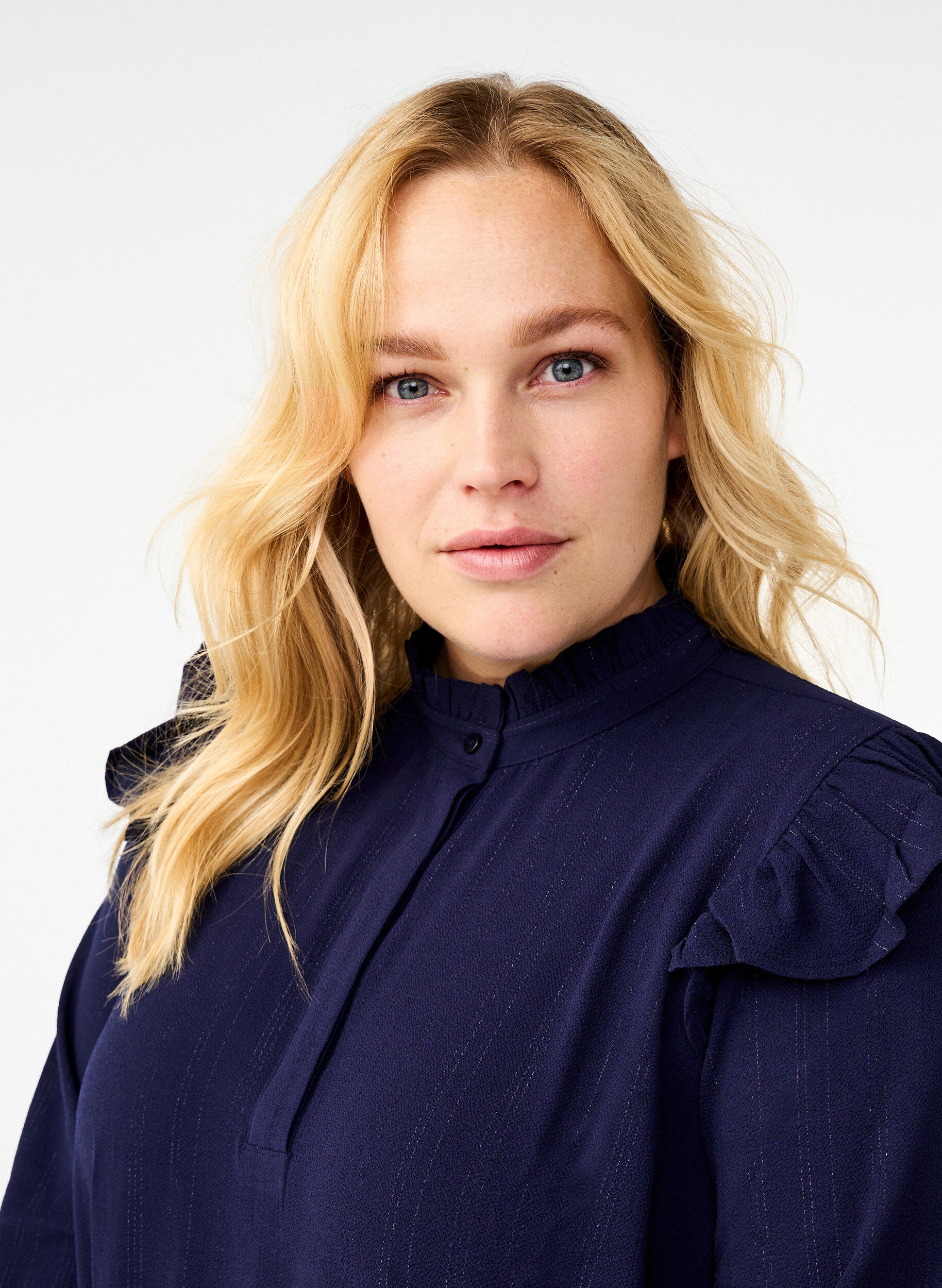 Zizzi Kort kl&auml;nning med volanger och glitter, Bl&aring;, Model image number 3