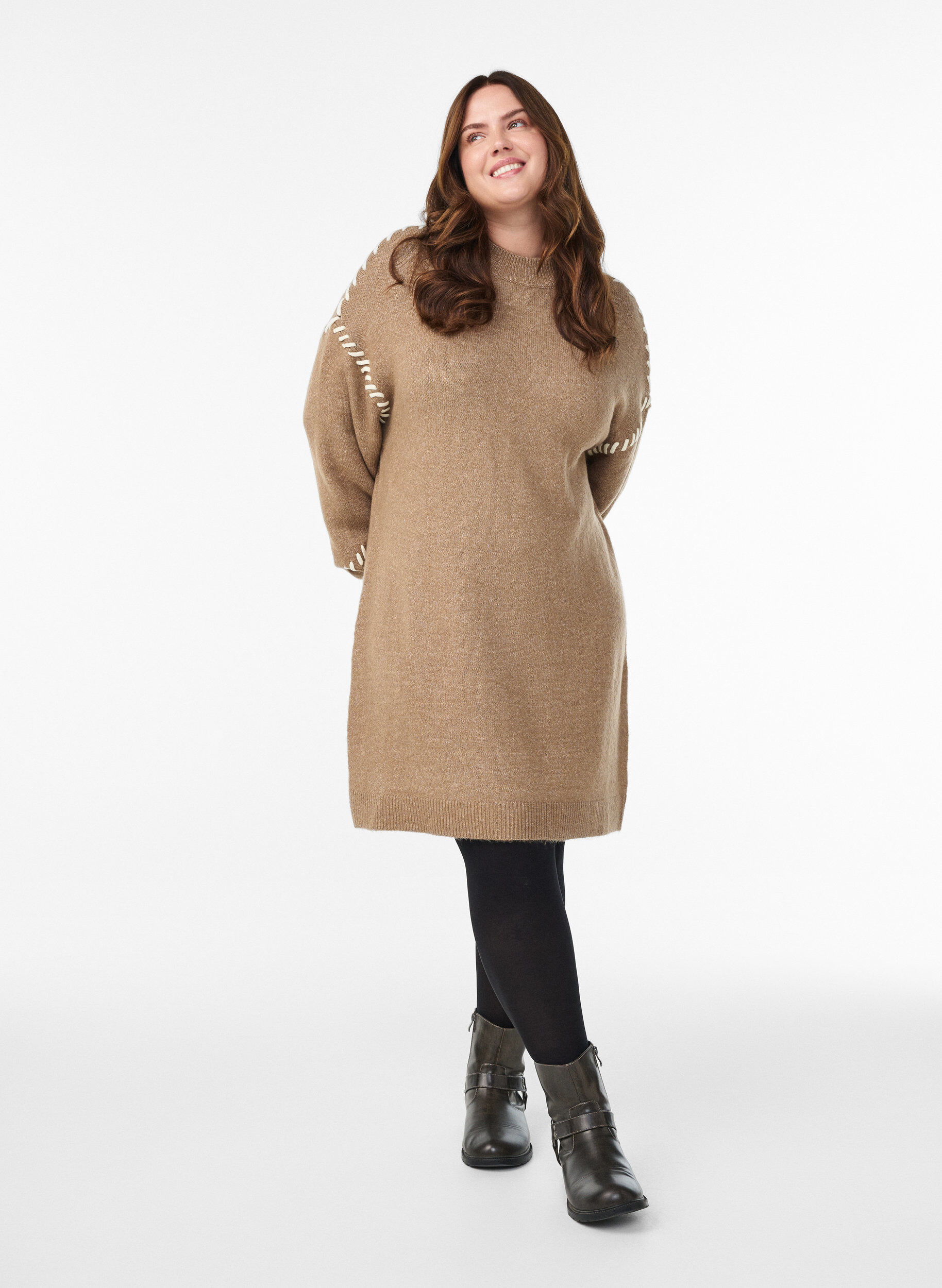 Zizzi Stickad kl&auml;nning med kontrasts&ouml;mmar, Brun, Model image number 1