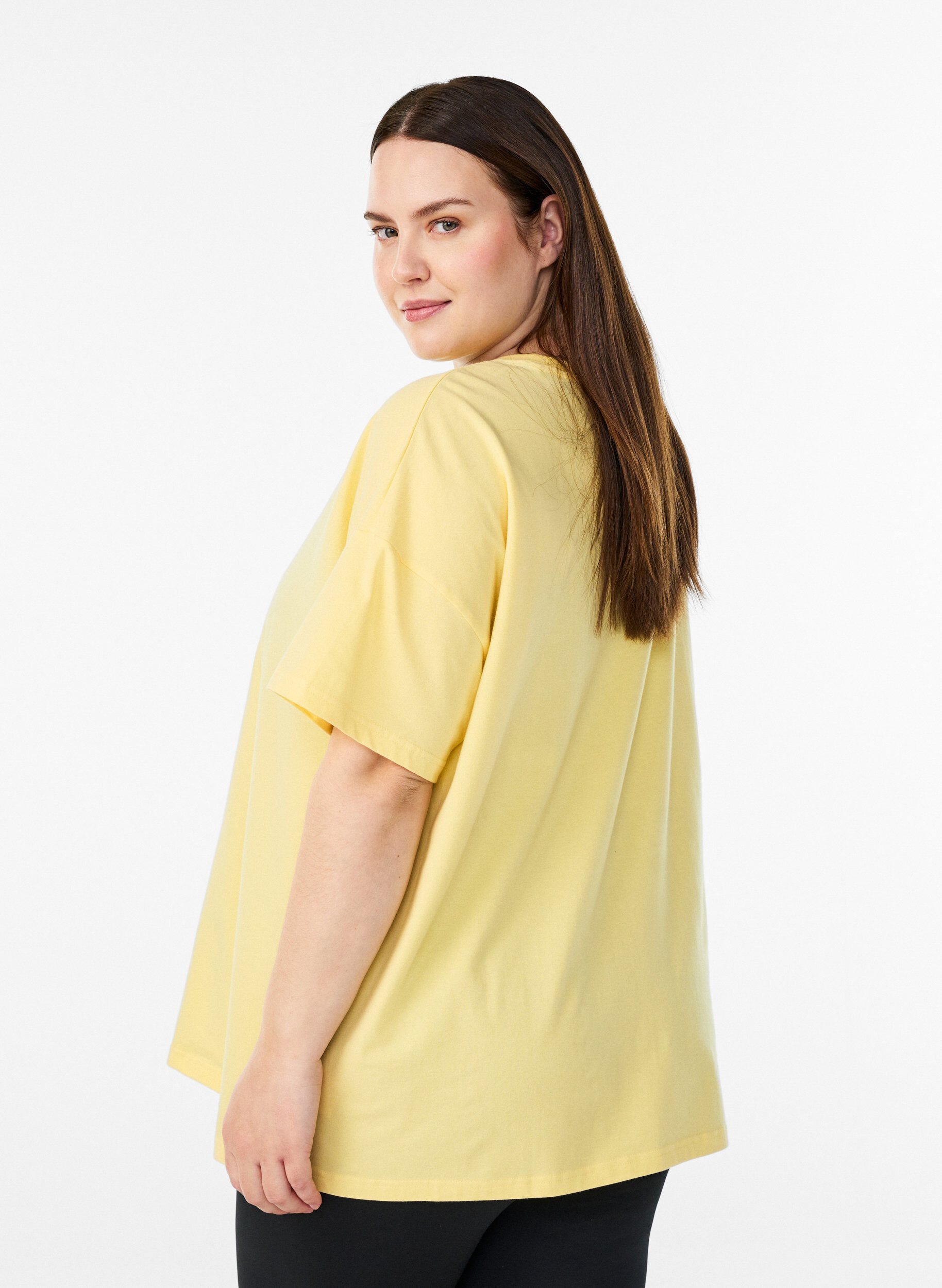 ZizziT-shirt i ekologisk bomull med ett litet motiv framtill, Gul, Model image number 2
