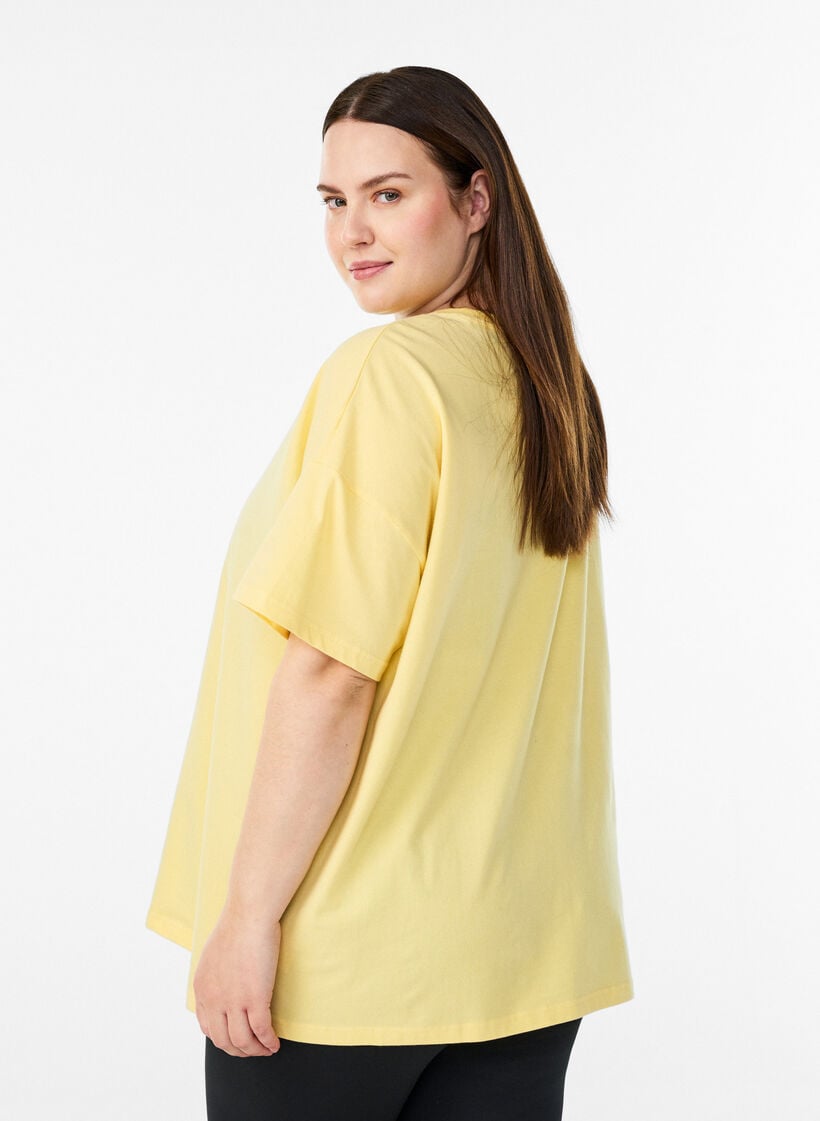 T-shirt i ekologisk bomull med ett litet motiv framtill, Gul, Model image number 2