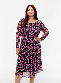Långärmad klänning i blommig mesh, Black Pink AOP, Model