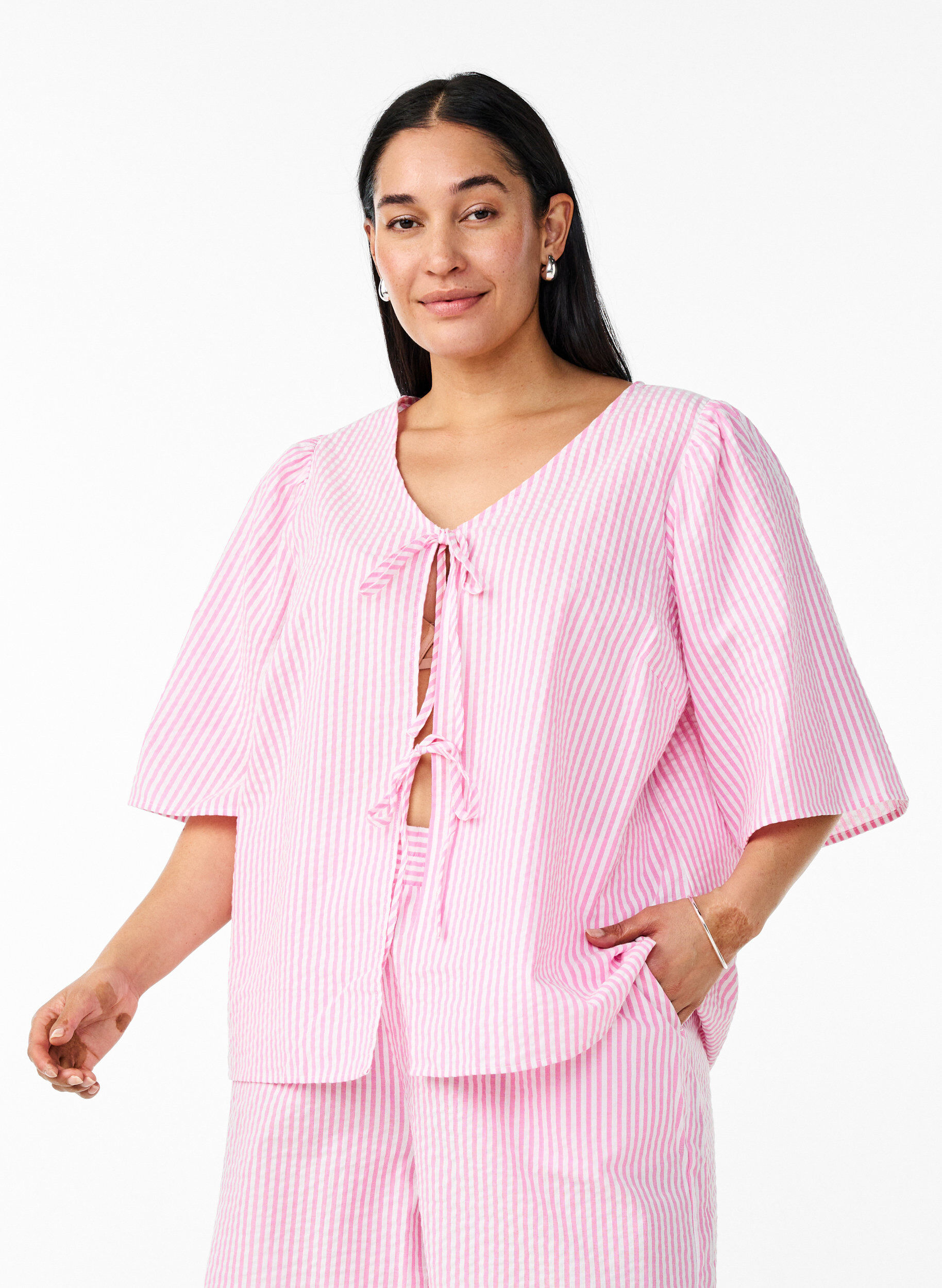 FLASH - Randig blus med rosetter, Rosa, Model