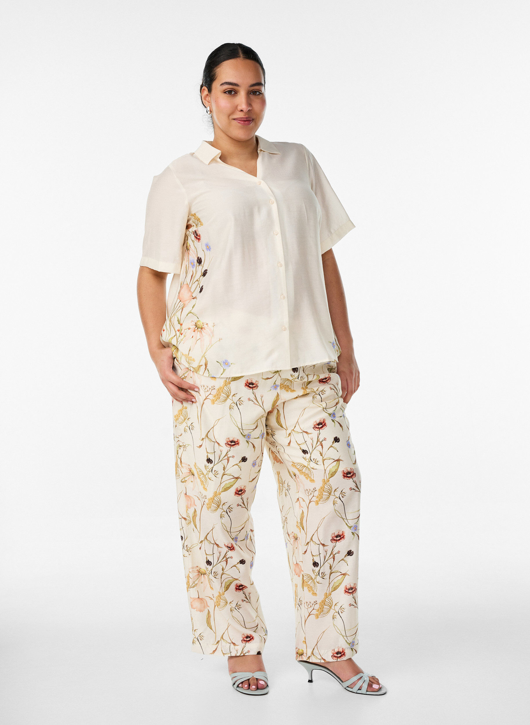 ZizziSkjortblus med armb&aring;gsl&aring;nga &auml;rmar och blommiga detaljer, Beige, Model image number 1