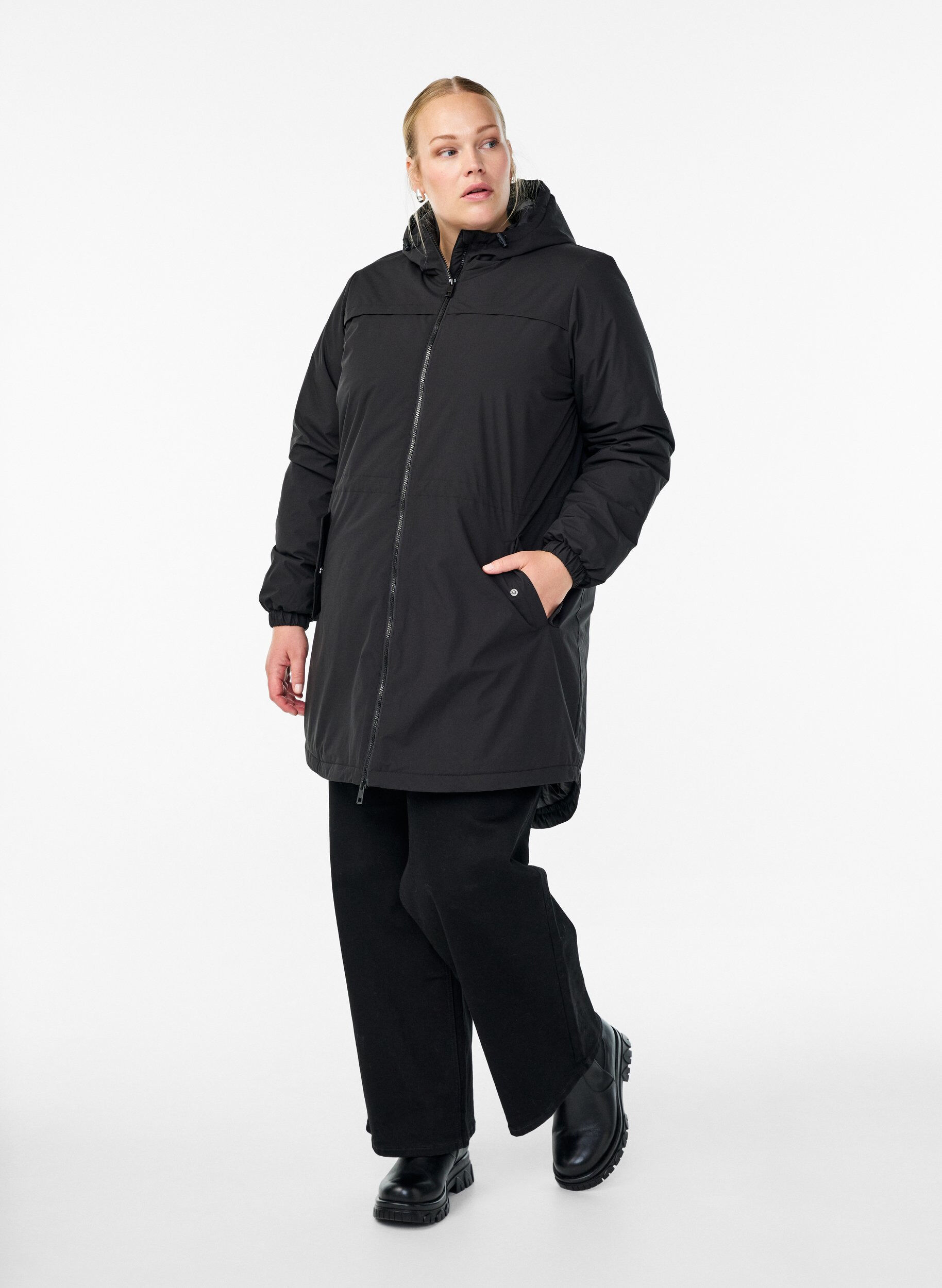 Zizzi L&auml;tt vadderad parkas med huva, Svart, Model image number 1