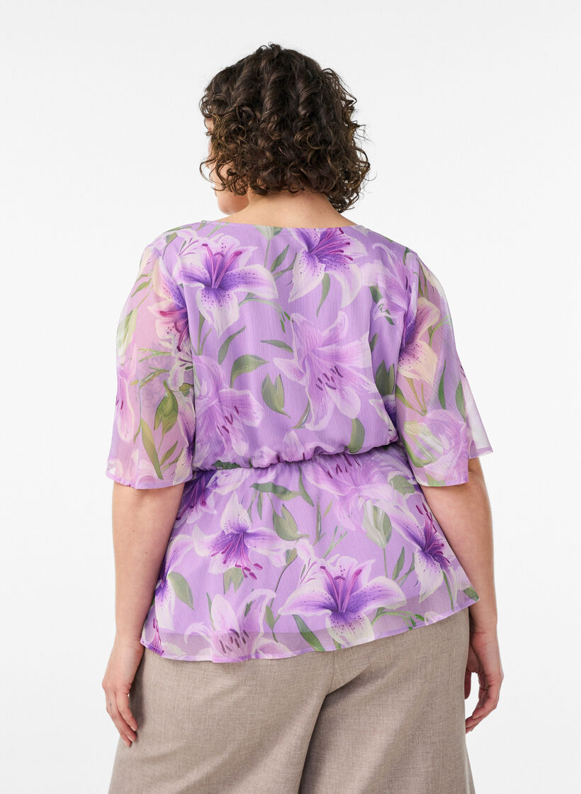 Blus i chiffong med blommor och korta &auml;rmar, Lila, Model image number 2