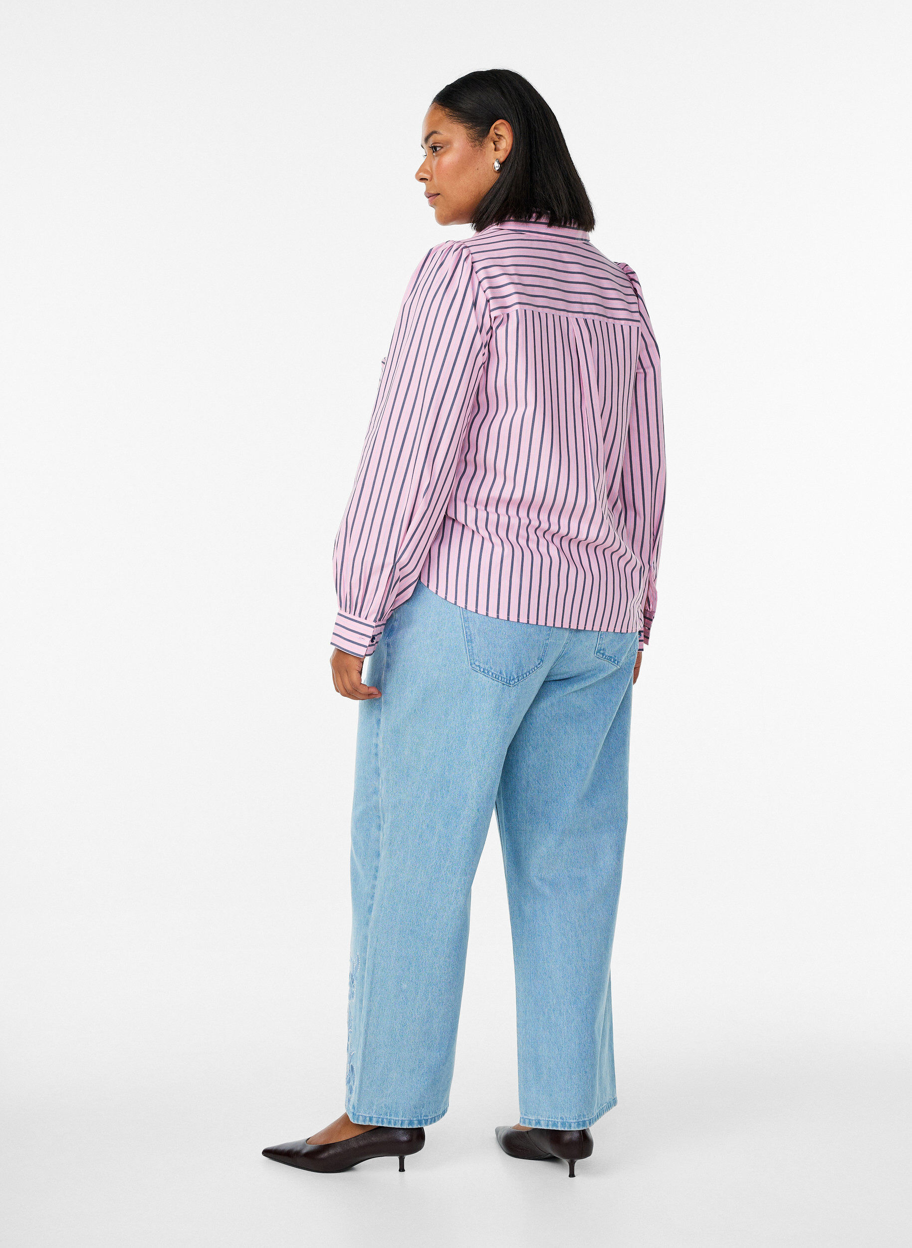 Zizzi Myra jeans med bred passform och blomdetaljer, Bl&aring;, Model image number 1