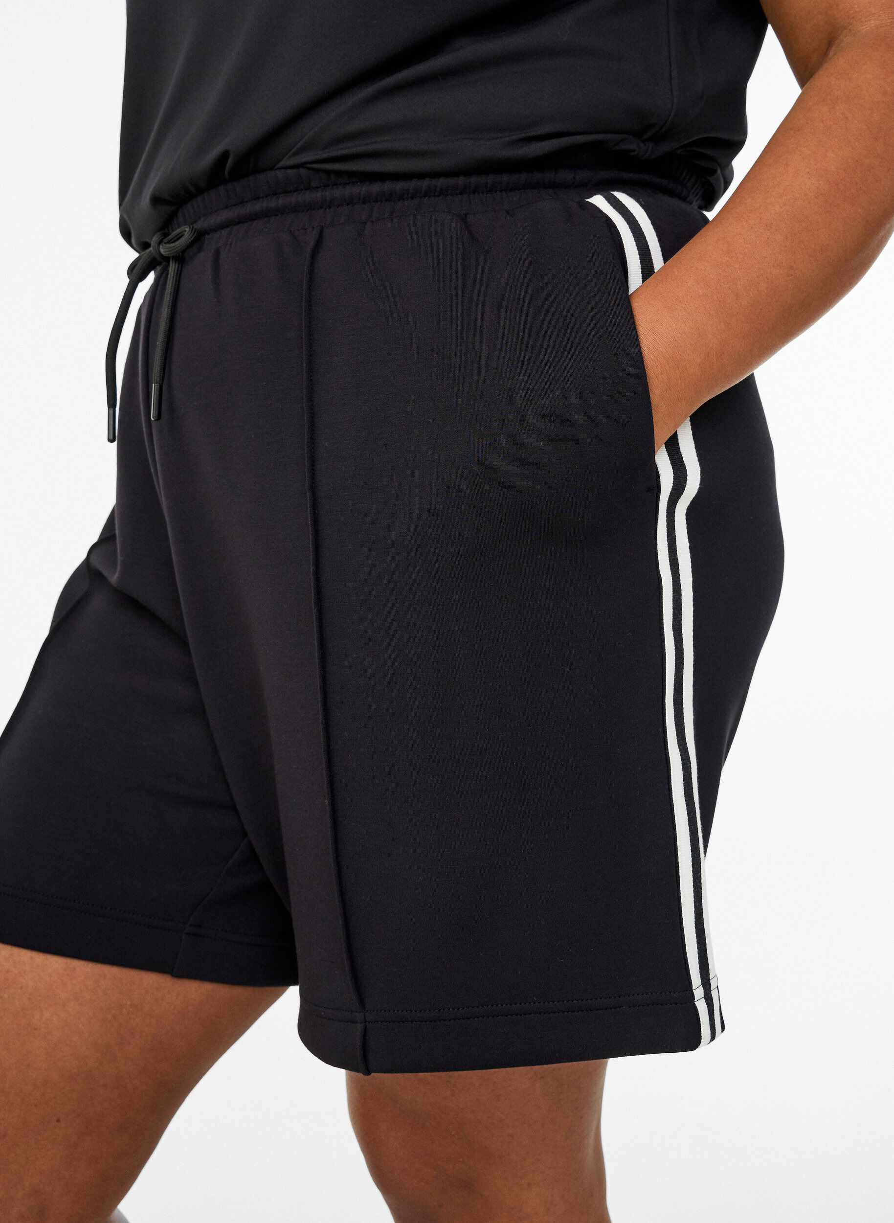 Zizzi Shorts med h&ouml;g midja och randiga detaljer, Svart, Model image number 3