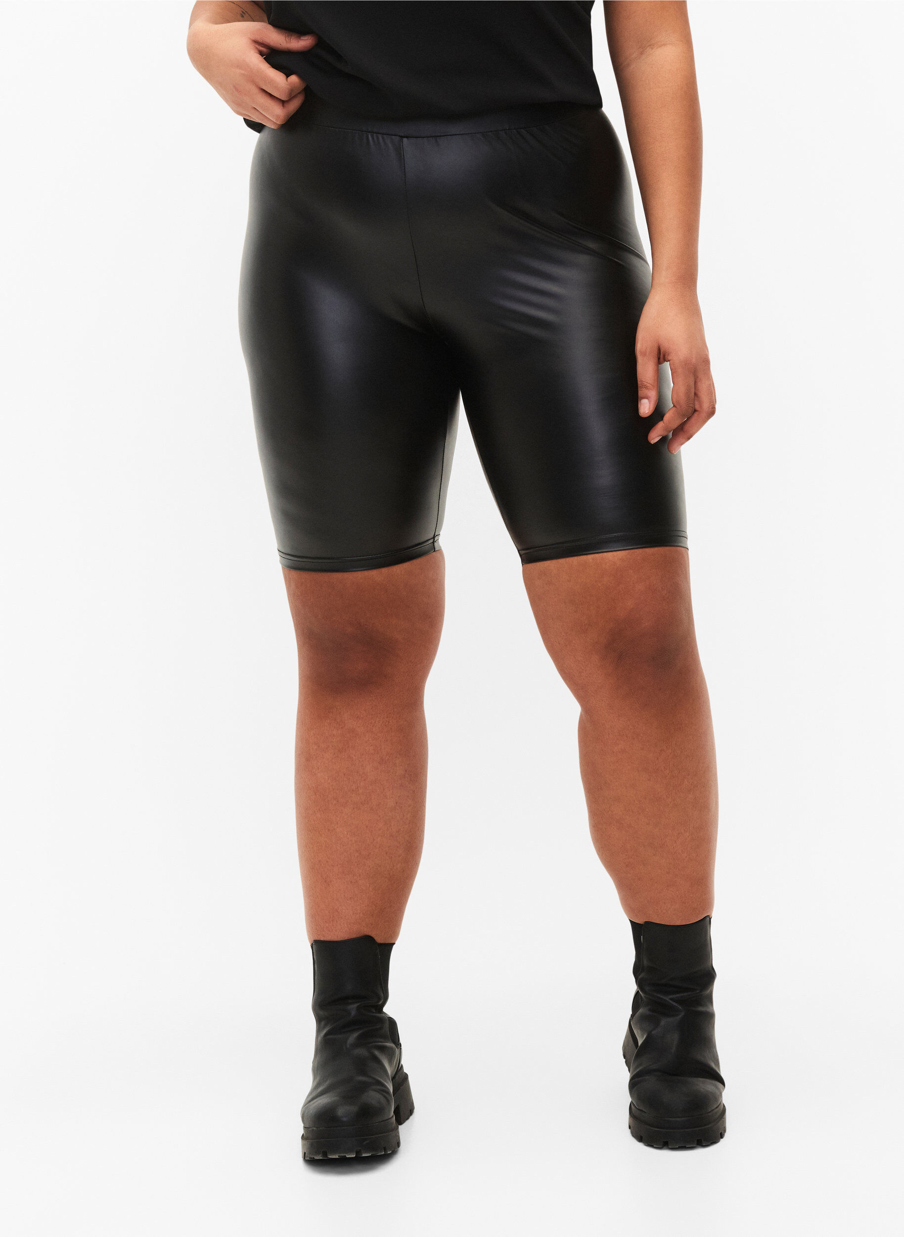 Zizzi Gl&auml;nsande kroppsn&auml;ra shorts med h&ouml;g midja, Black, Model image number 2