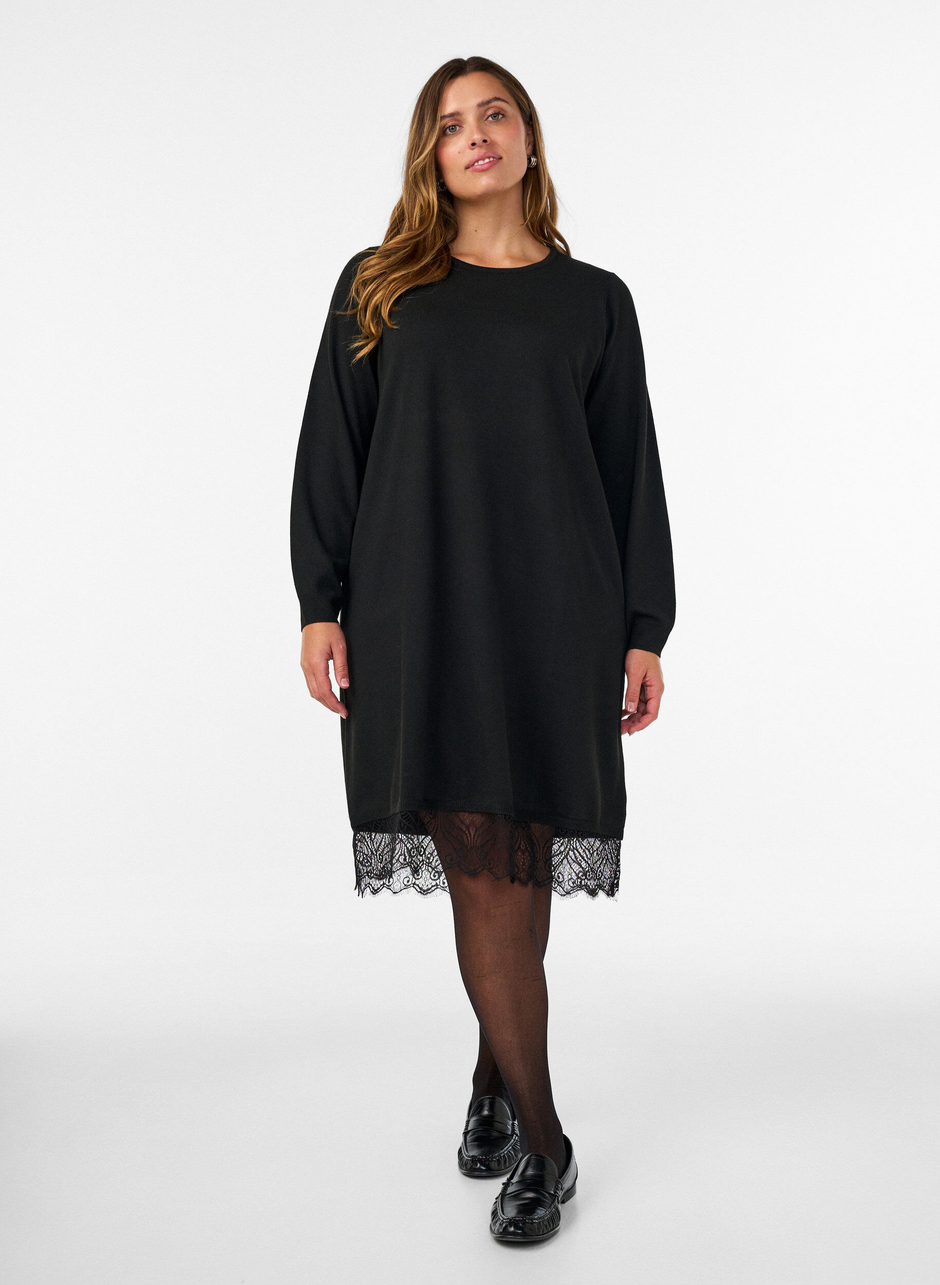 ZizziKort kl&auml;nning i stickat med spetskant, Svart, Model image number 1
