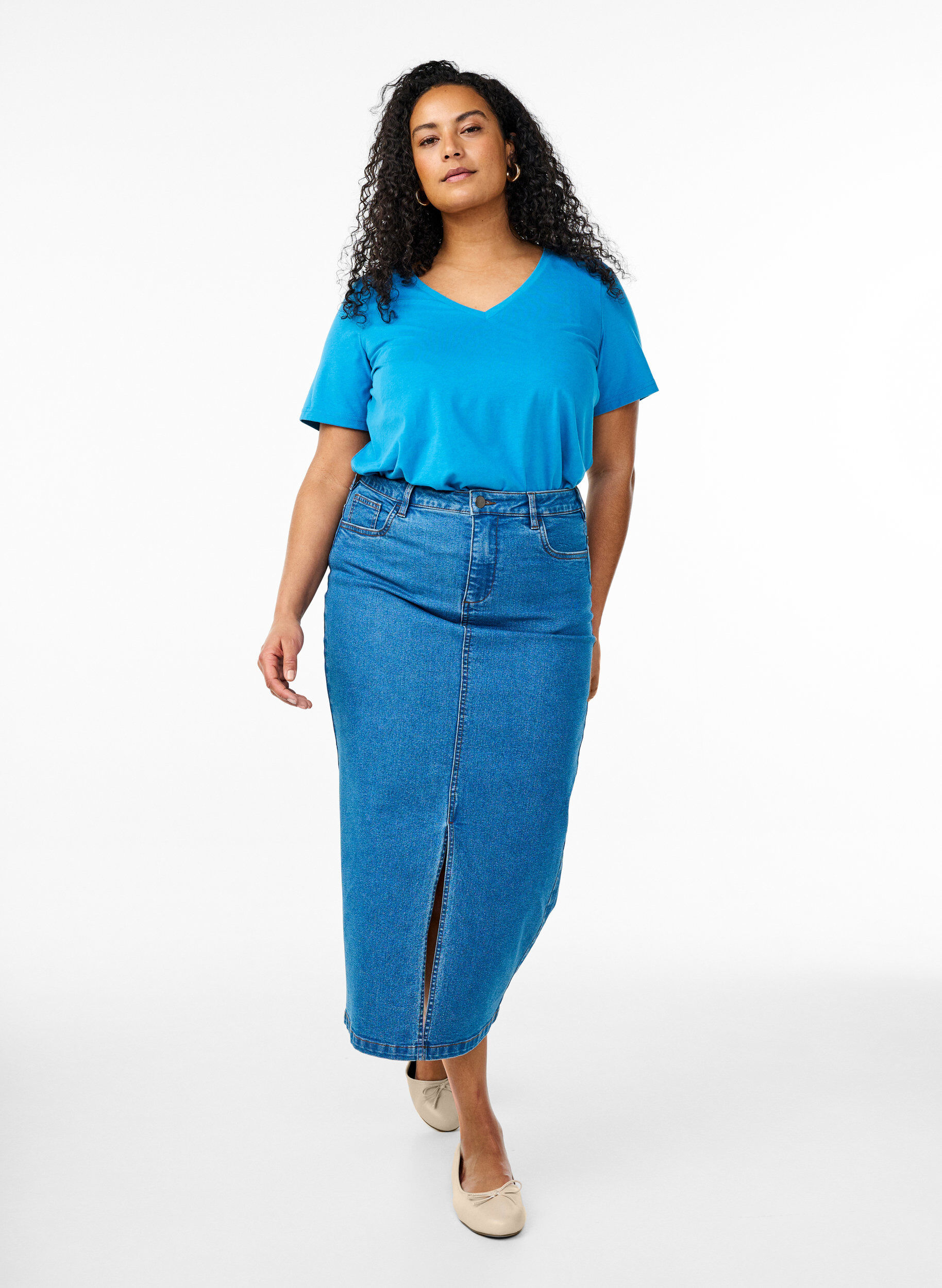 Zizzi T-shirt med V-ringning, Bl&aring;, Model image number 1