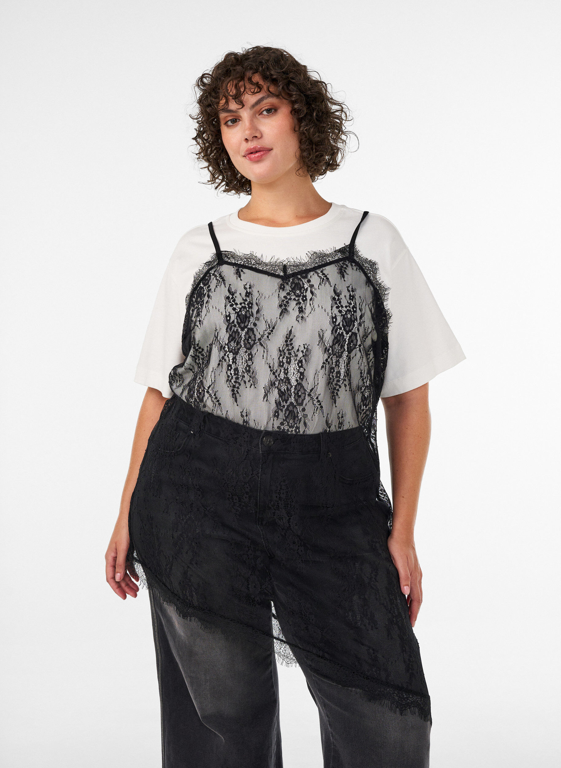 ZizziKl&auml;nning i spets med asymmetrisk sk&auml;rning, Svart, Model image number 0
