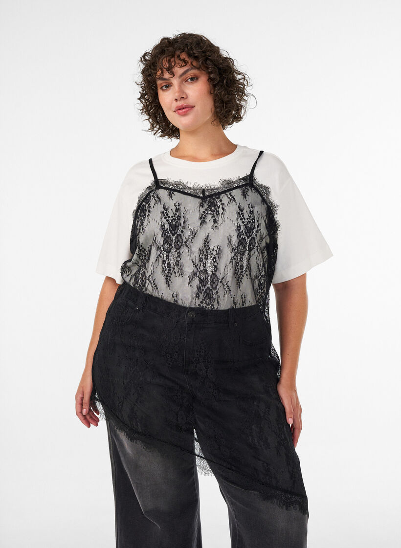 Kl&auml;nning i spets med asymmetrisk sk&auml;rning, Svart, Model image number 0