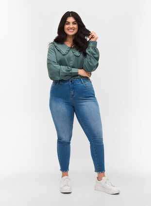Croppade Amy jeans med pärlor, Light blue denim, Model image number 0