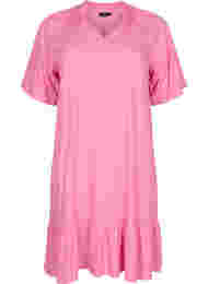 Kortärmad klänning i viskos med v-ringning, Aurora Pink