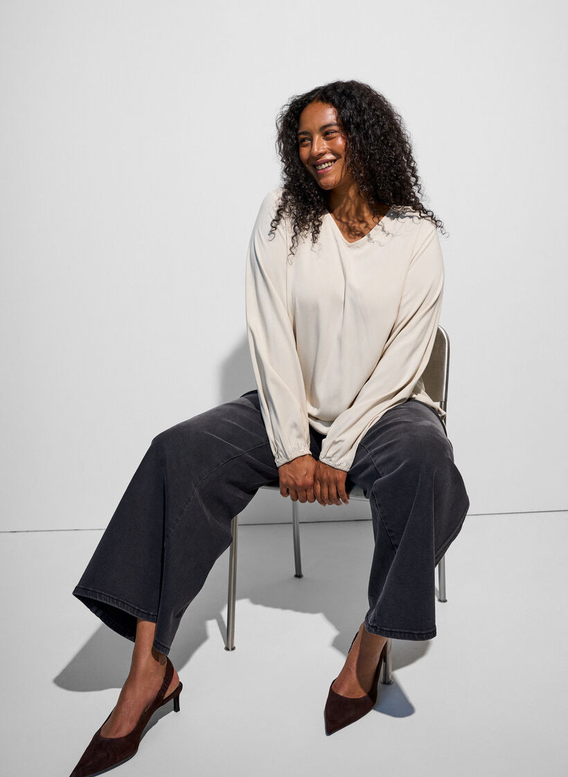 Blus i viskos med v-ringning och rundad nederkant, Beige, Model image number 0