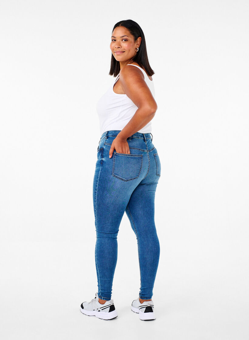 Amy-jeans med hög midja och knappstängning, Blue Denim, Model image number 1
