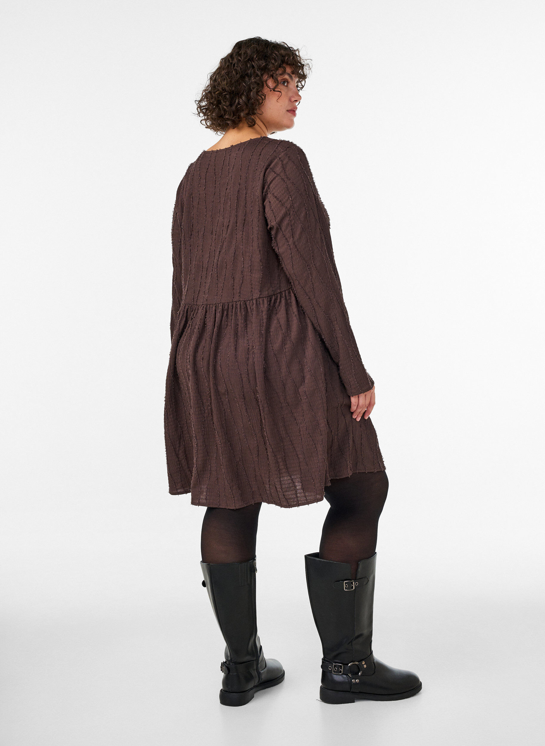 ZizziKort kl&auml;nning i jersey med v&aring;gigt strukturm&ouml;nster, Brun, Model image number 2
