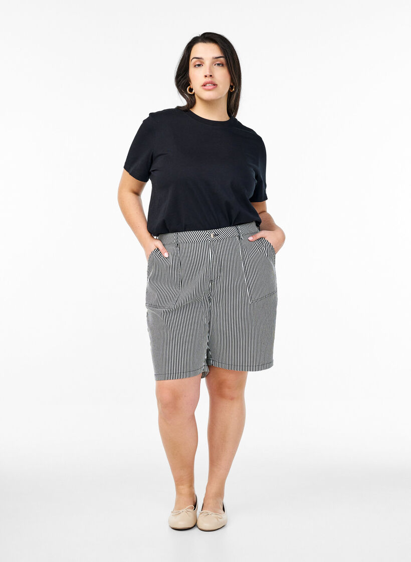 Randiga Bermudashorts med hög midja, Svart, Model image number 1