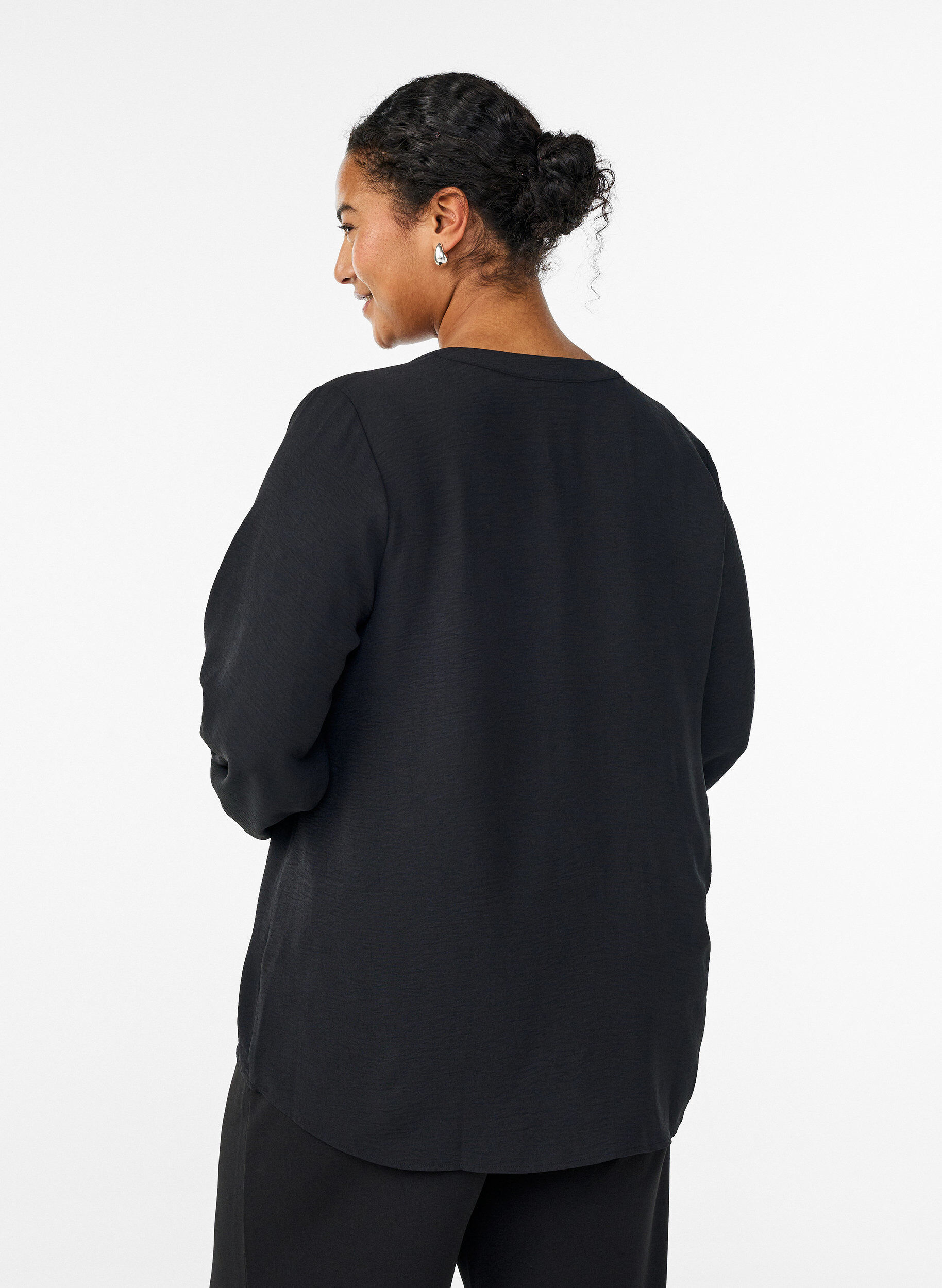 ZizziBlus med smockade manschetter och v-ringning, Svart, Model image number 2