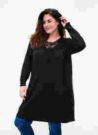 Långärmad klänning med spetsdetaljer, Black, Model