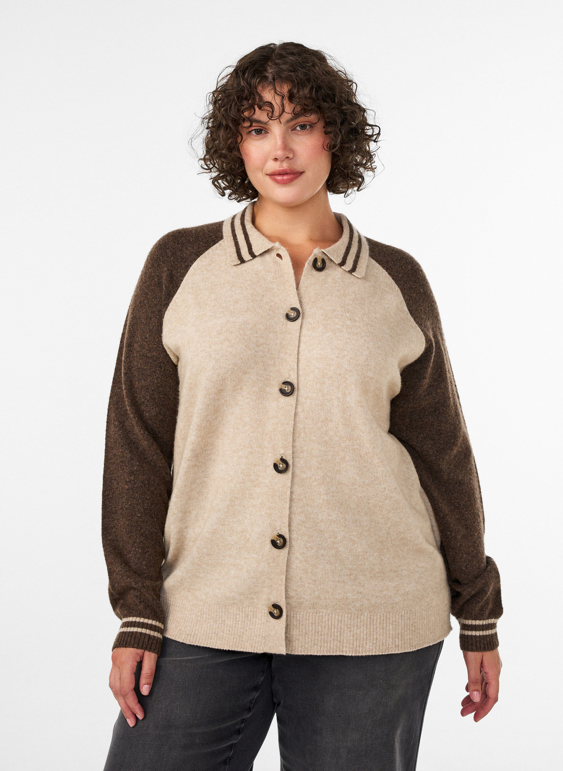 ZizziKofta med kontrast&auml;rmar och krage, Beige, Model image number 0