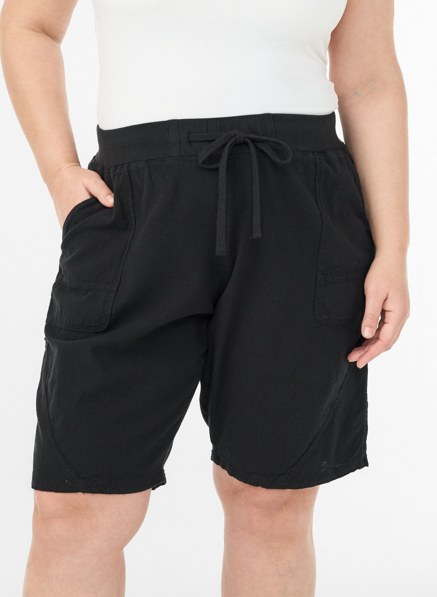 ZizziL&ouml;sa shorts i bomull med fickor, Svart, Model image number 3