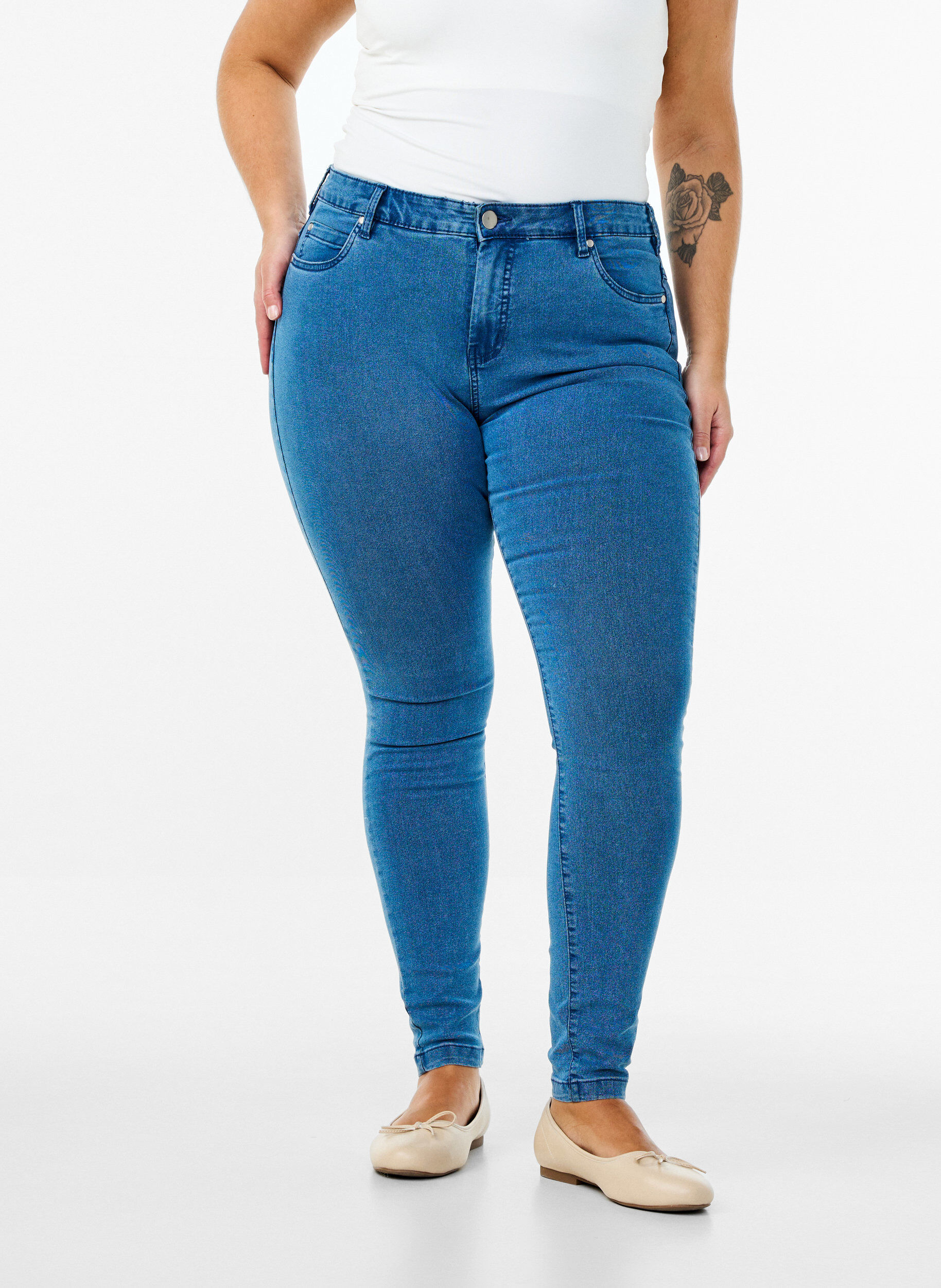 Zizzi Super slim Amy jeans med h&ouml;g midja, Bl&aring;, Model image number 2