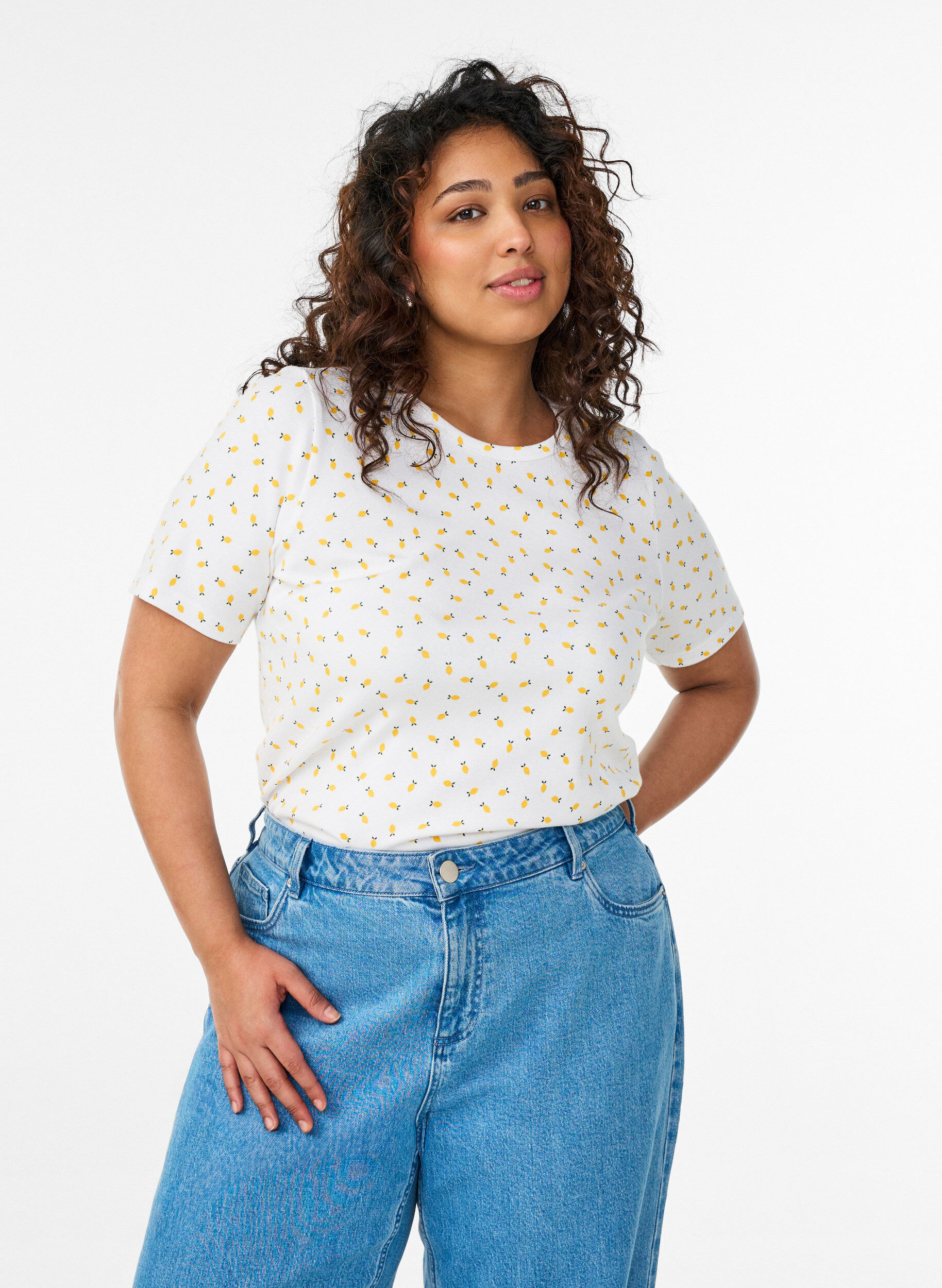 Zizzi T-shirt i bomull med helt&auml;ckande tryck, Vit, Model image number 0