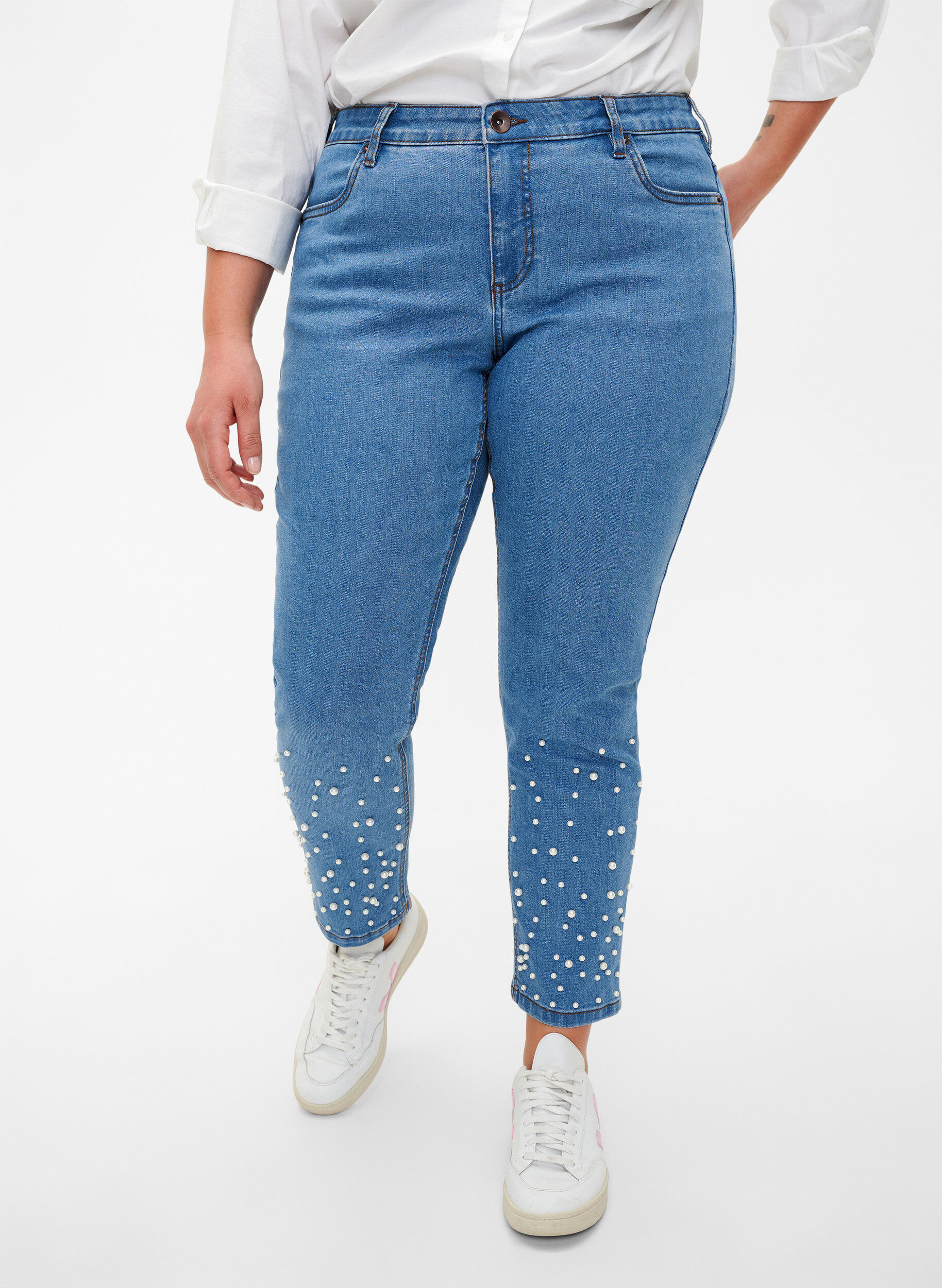 Zizzi Emily jeans med tajt passform och p&auml;rlor, Light Blue, Model image number 2