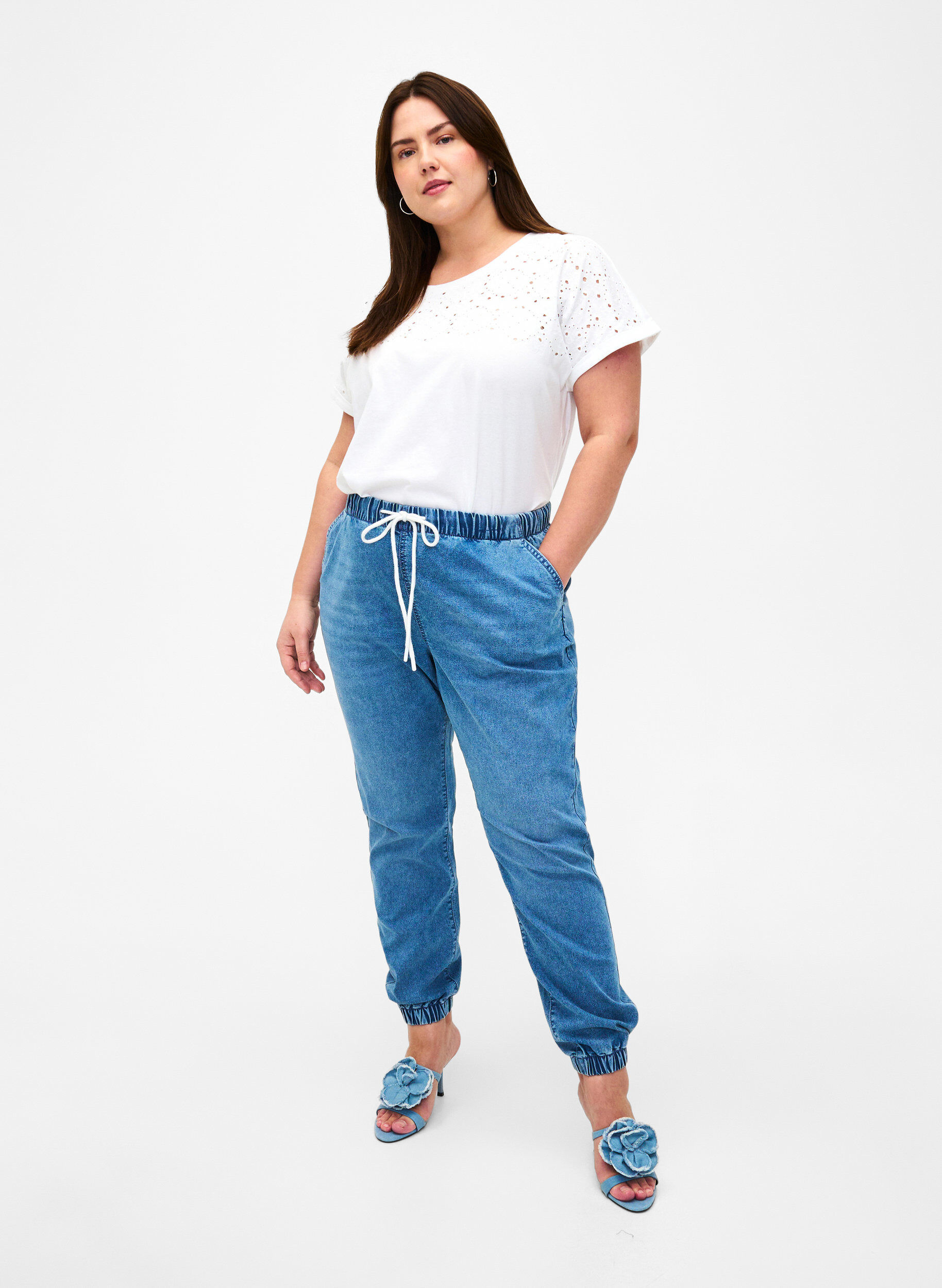 Zizzi T-shirt i ekologisk bomull med engelsk brodyr, Bright White, Model image number 2