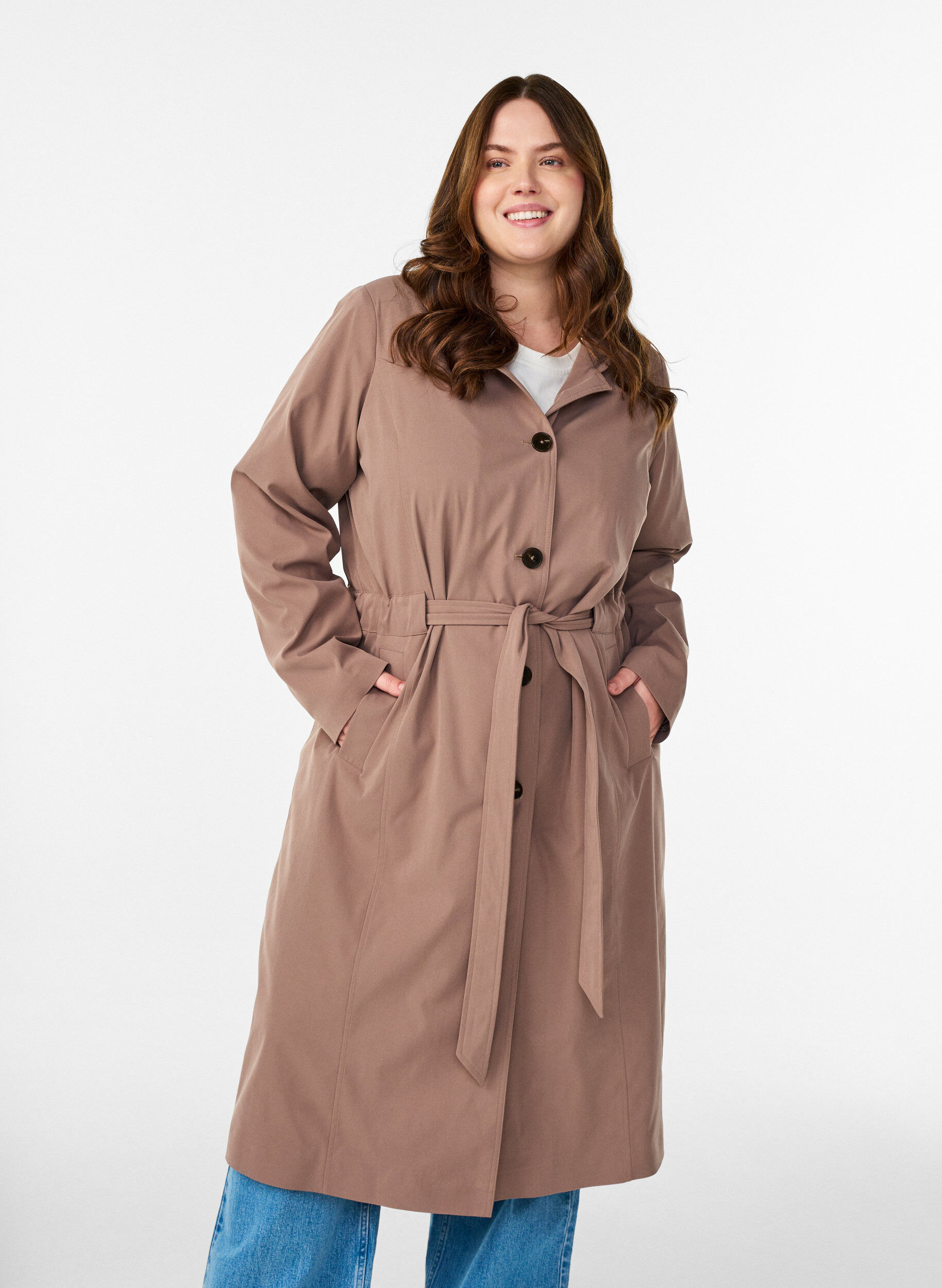 Trenchcoat med huva och knytsk&auml;rp, Brun, Model