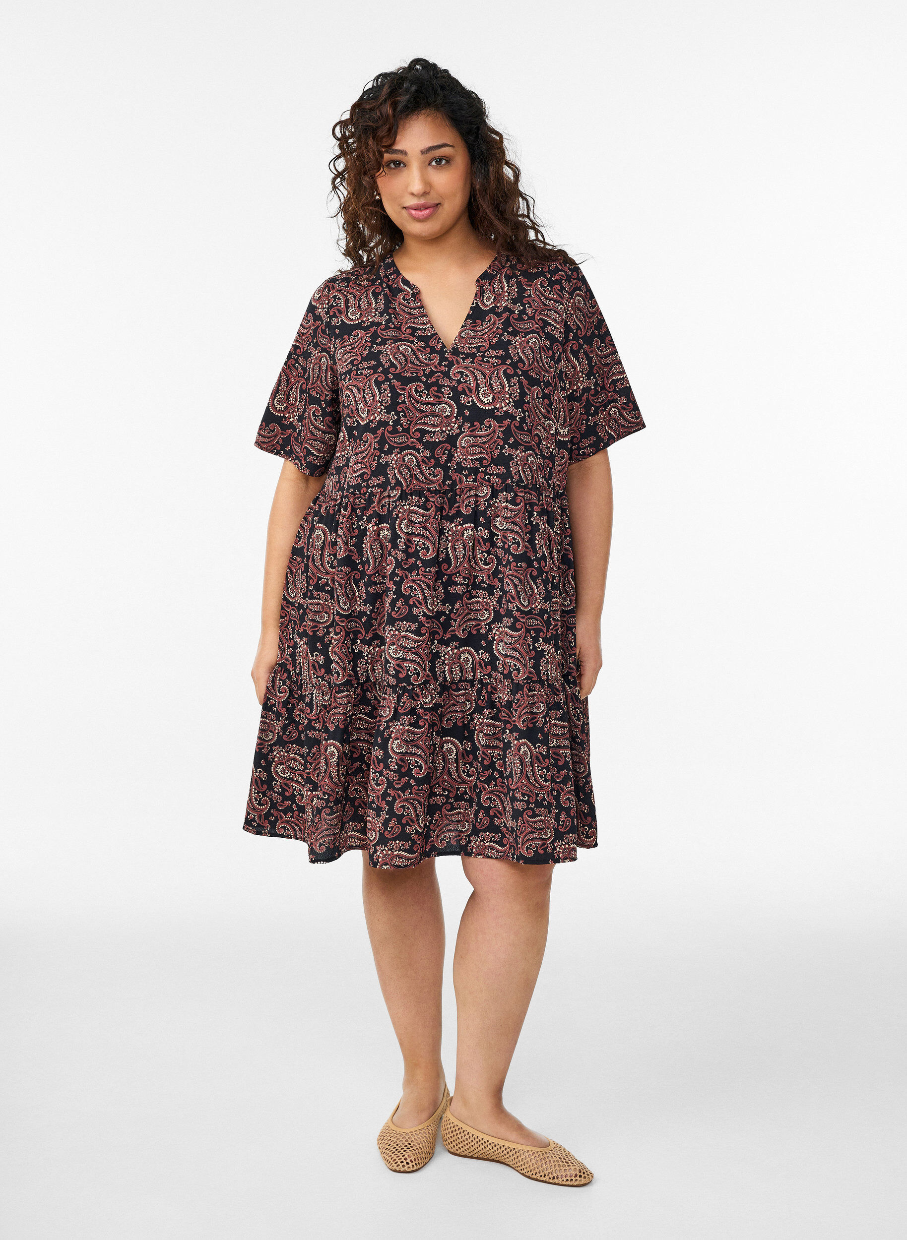 Zizzi Kort&auml;rmad kl&auml;nning med A-linje och sk&auml;rningar, Svart, Model image number 1