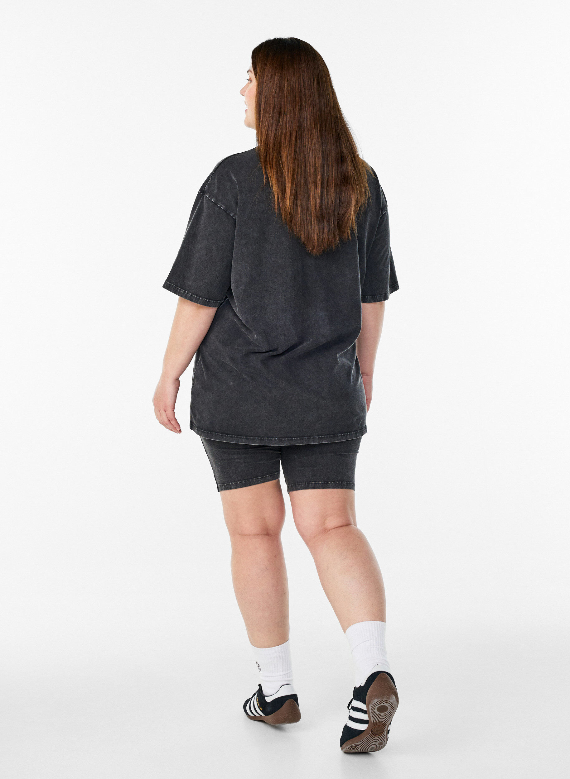 Zizzi Figurn&auml;ra shorts i jersey med en tv&auml;ttad effekt, Svart, Model image number 1