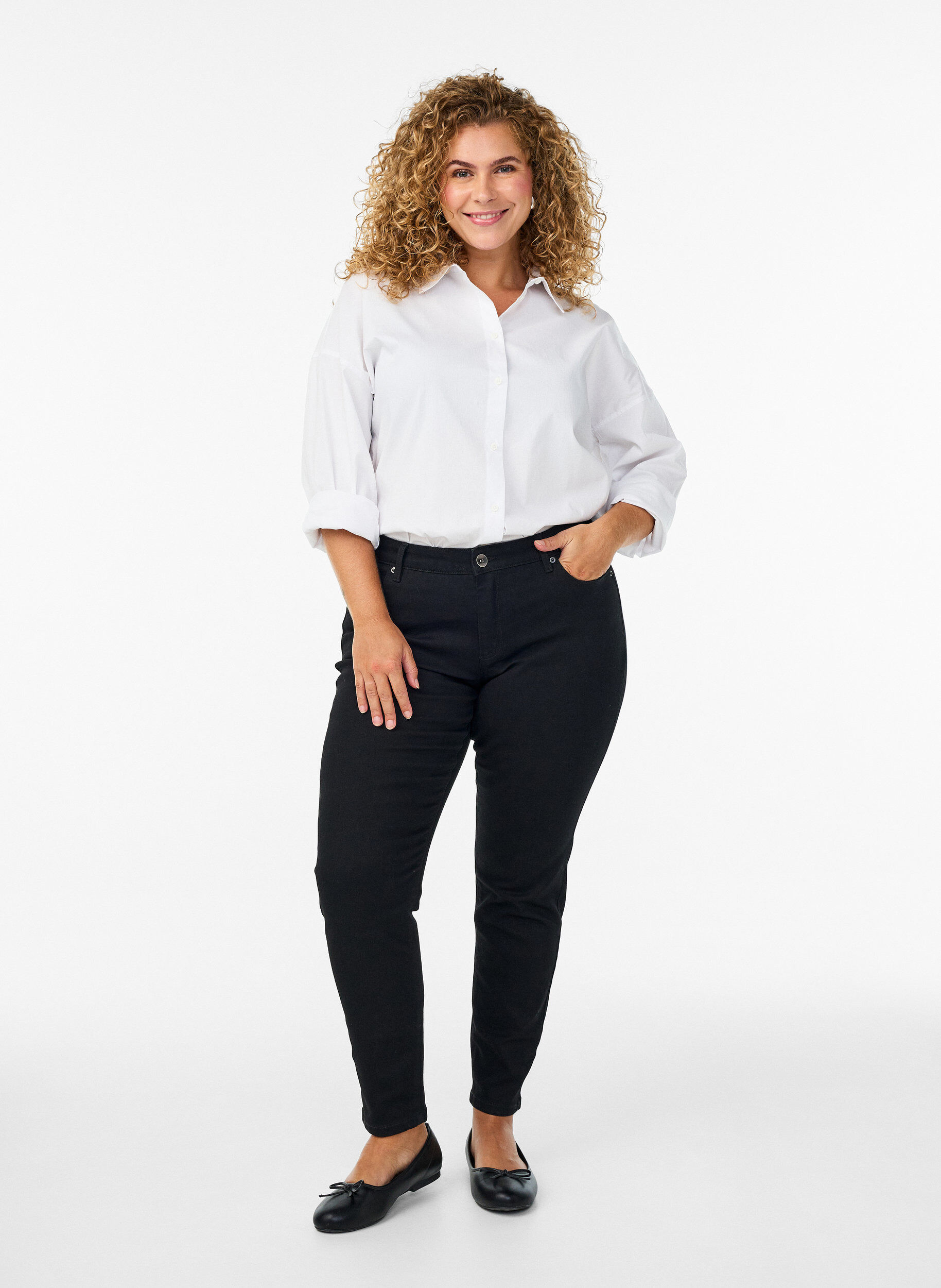 Emily-jeans med smal passform och normal midja, Svart, Model