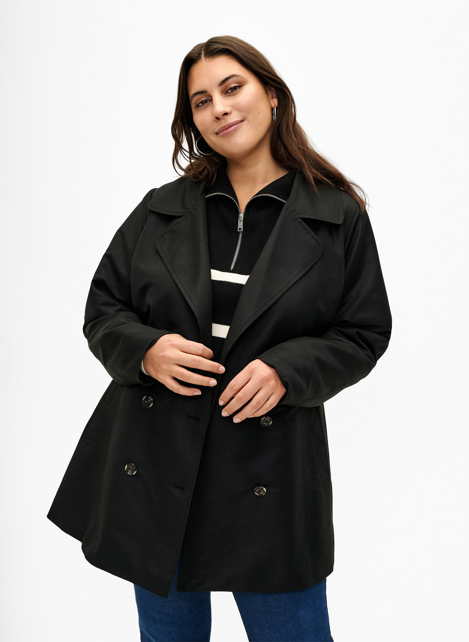 Kort trenchcoat med sk&auml;rp, Svart, Model