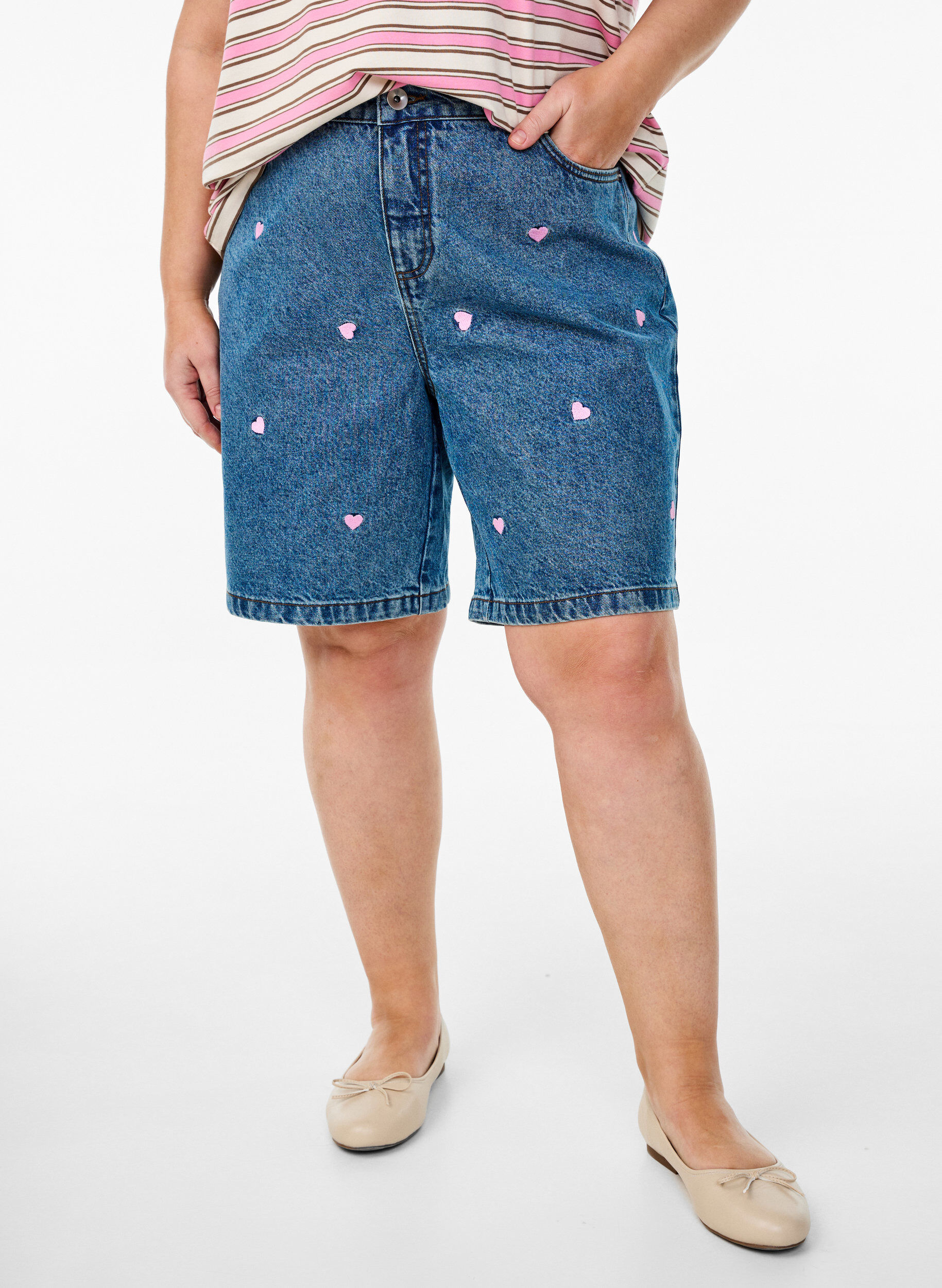 ZizziJeansshorts med h&ouml;g midja och broderade hj&auml;rtan, Bl&aring;, Model image number 3