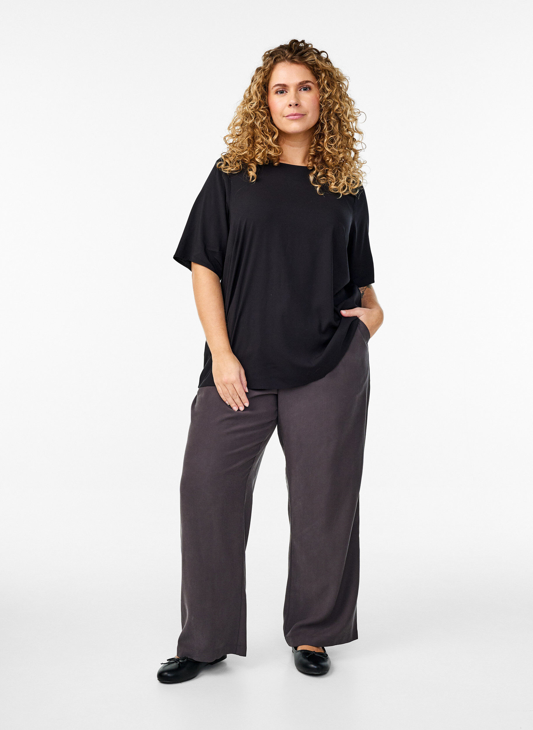 ZizziKort&auml;rmad v&auml;vd blus med rund hals, Svart, Model image number 1
