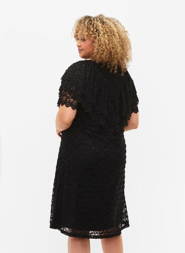 Kortärmad spetsklänning med breda volanger, Black, Model image number 1